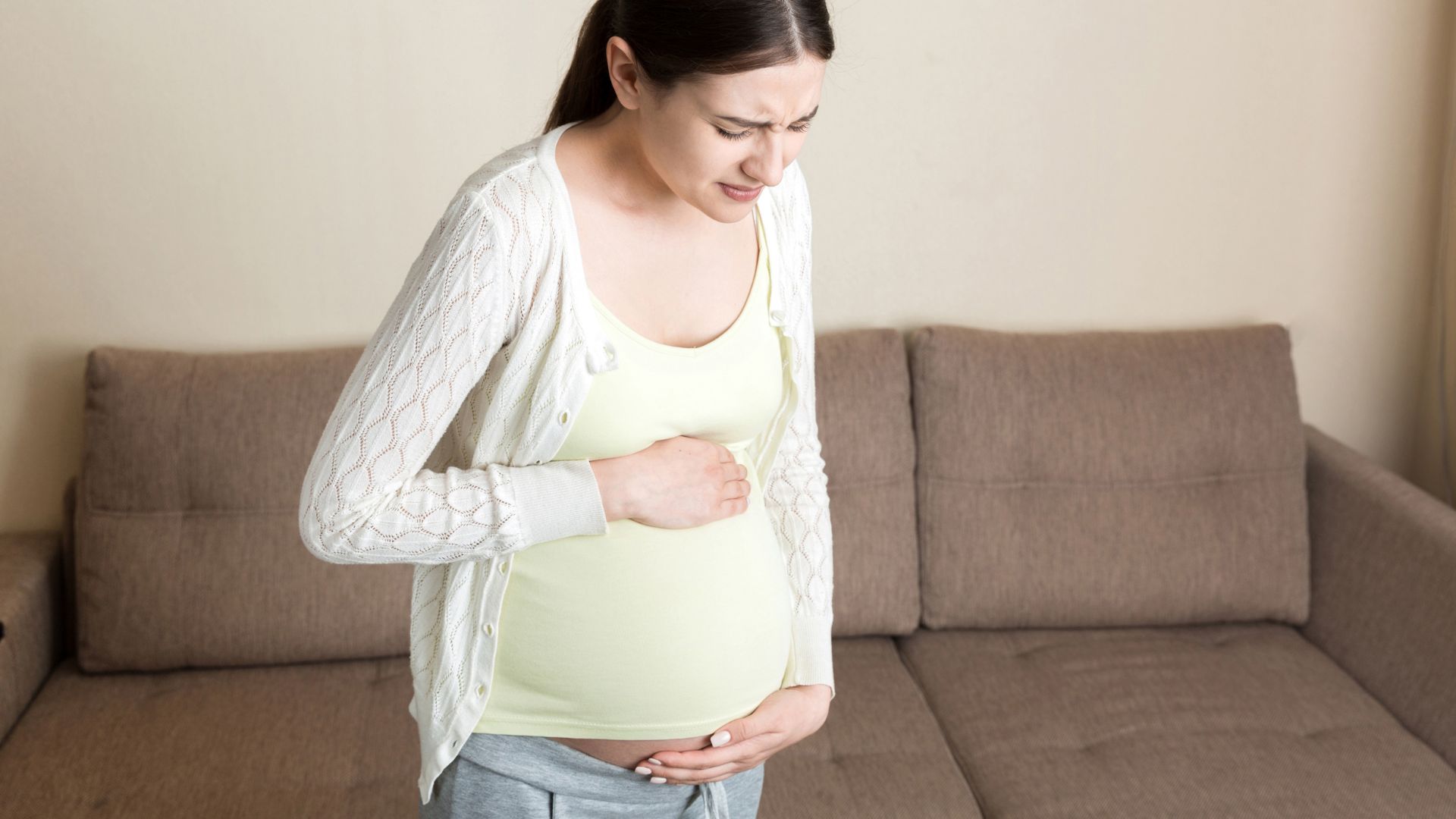 Mẹ bầu bị đa ối cần nhập viện theo dõi nếu thấy đau tức bụng liên tục