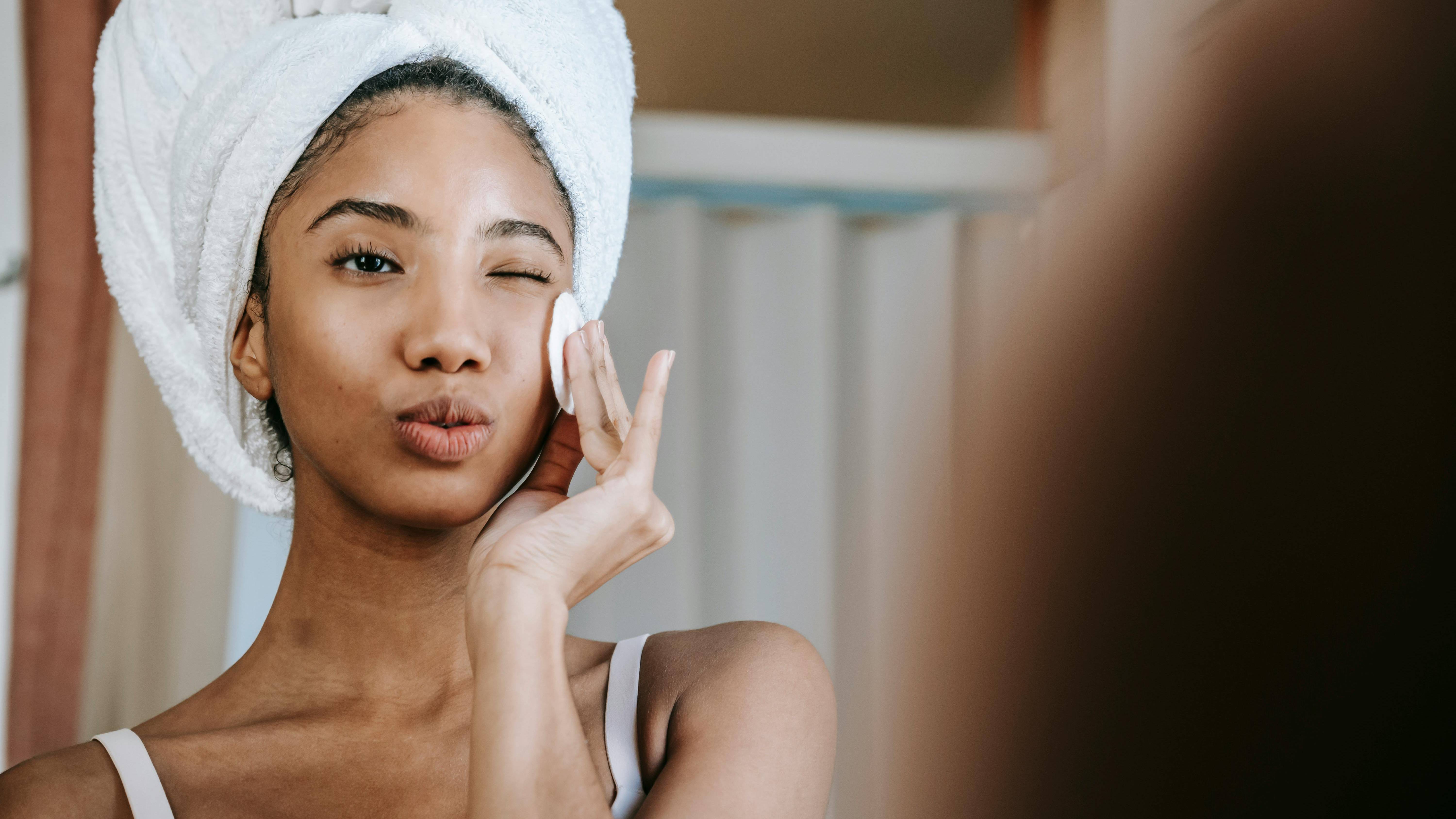 Nên áp dụng quy trình chăm sóc da đúng cách, phù hợp với từng loại da và tình trạng da cụ thể