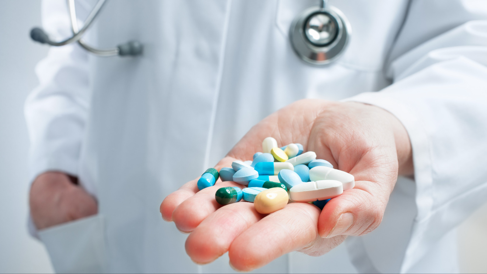 Người bệnh cần sử dụng thuốc theo đúng chỉ định của bác sĩ và theo dõi sức khỏe để phát hiện sớm các dấu hiệu bất thường