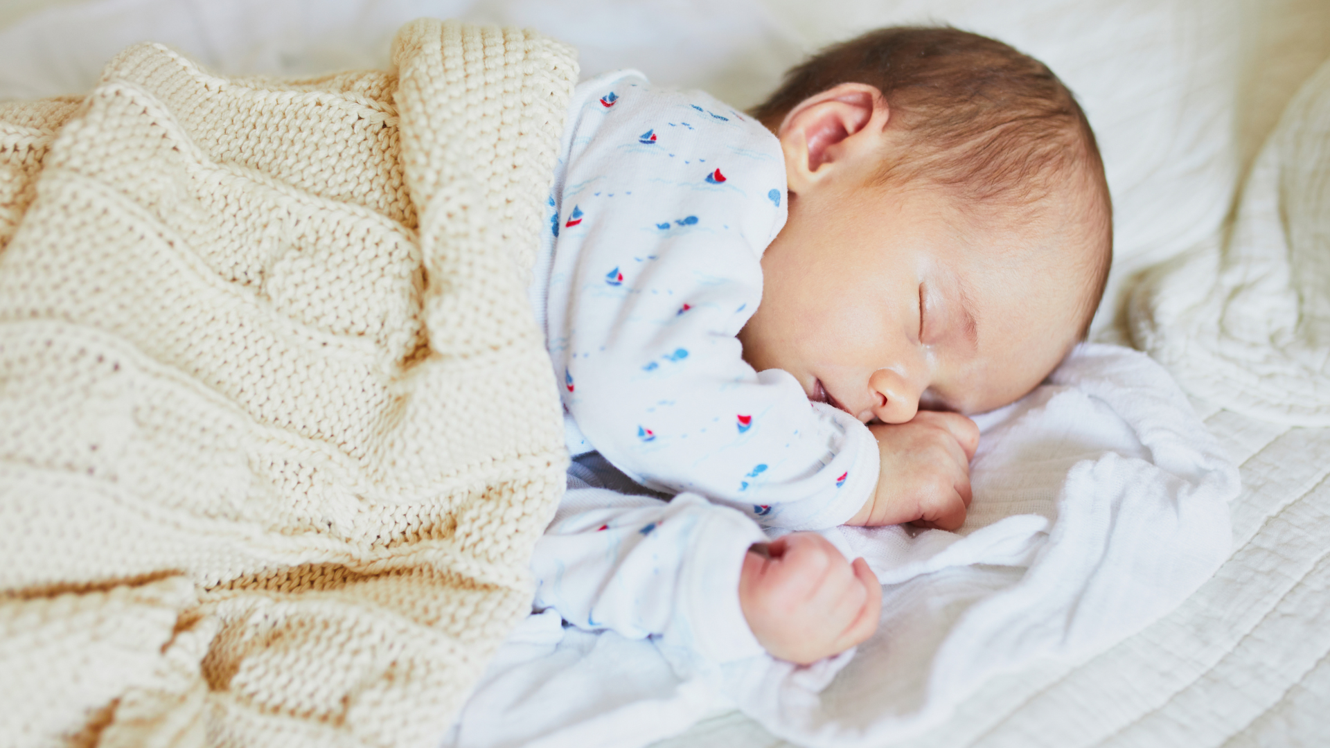 Với bé dưới 1 tháng tuổi và bú mẹ hoàn toàn, mẹ nên ưu tiên sức khỏe hồi phục sau sinh trước khi can thiệp nha khoa không khẩn cấp