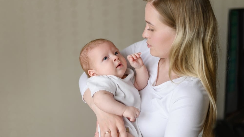 dang-cho-con-bu-co-tiem-phong-cum-duoc-khong-nhung-dieu-can-biet-1 Cropped.jpg