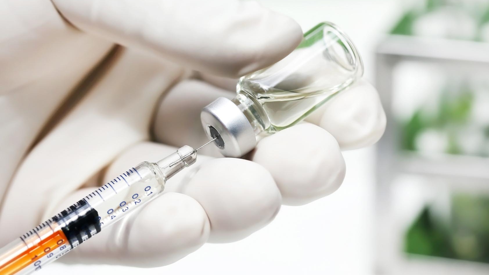 dang-uong-khang-sinh-co-tiem-phong-cum-duoc-khong-2 Cropped.jpg