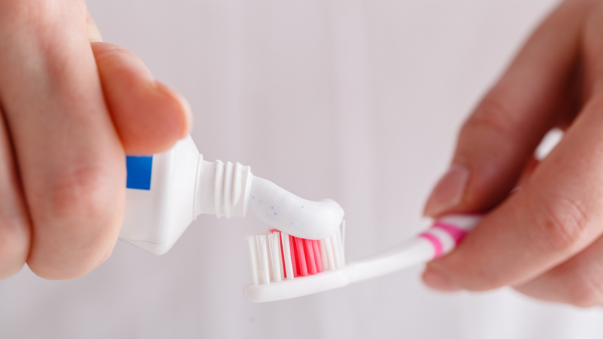 Đánh răng hằng ngày bằng kem đánh răng vẫn là thói quen để giữ răng chắc khỏe và phòng ngừa bệnh nha khoa