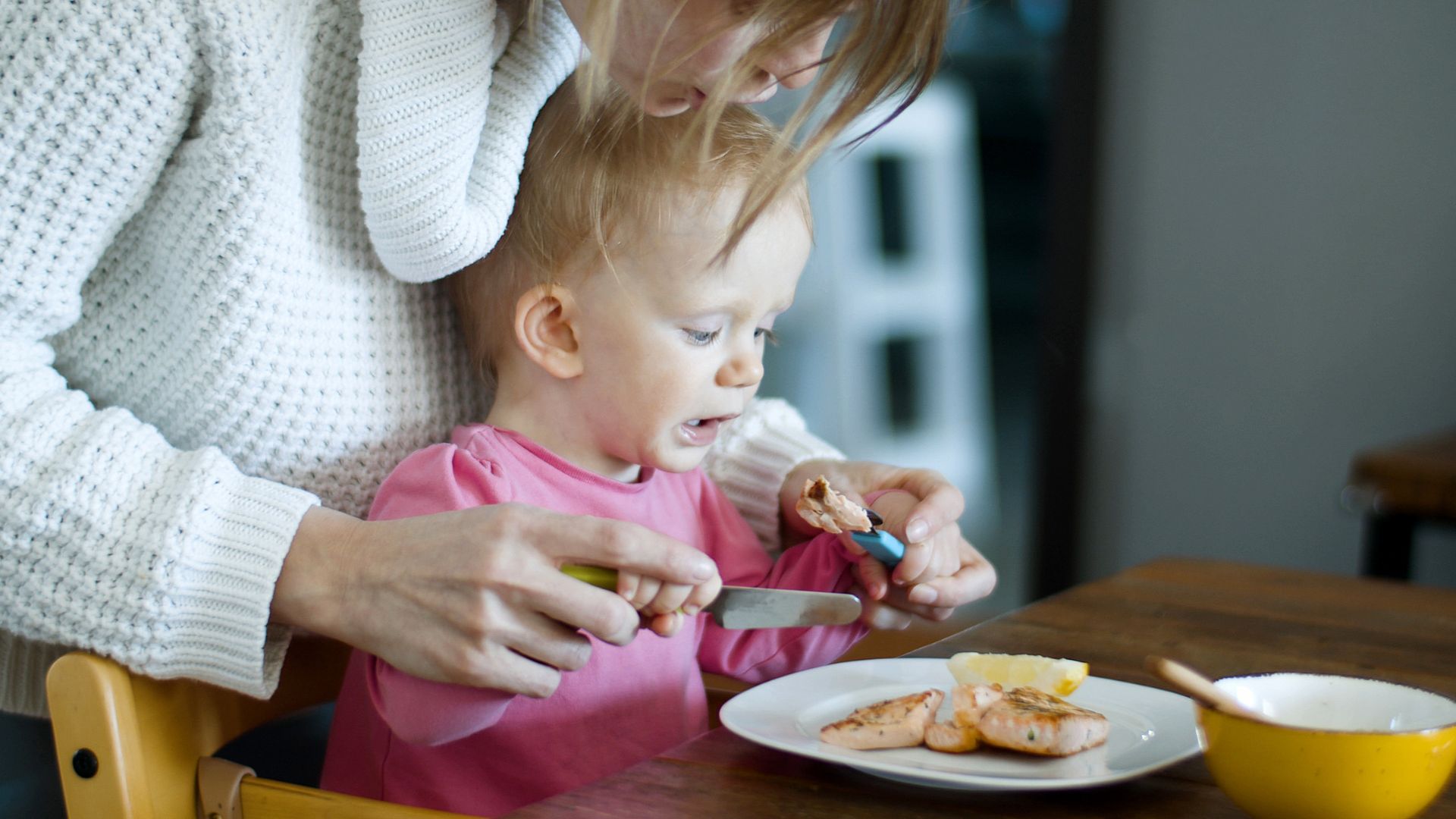 Cá hồi là loại thực phẩm giàu dinh dưỡng và dễ ăn với trẻ
