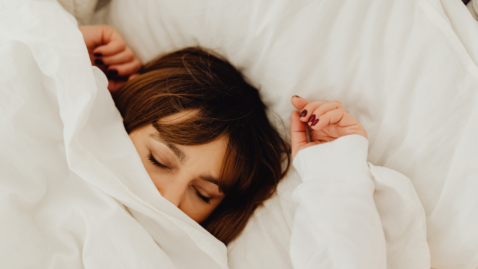 Đắp chăn cho người say rượu và kiểm tra nhịp thở