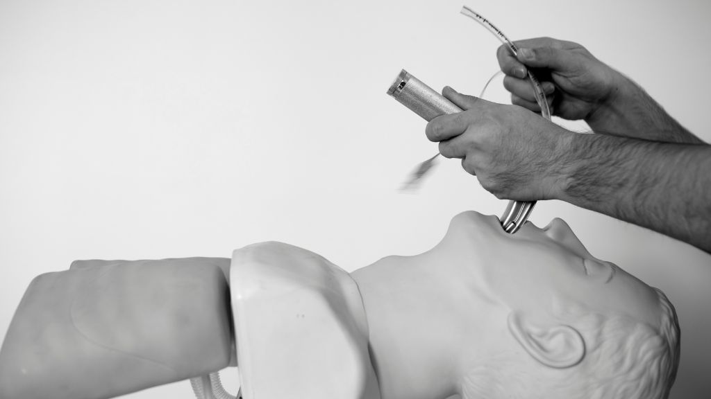 Nhân viên y tế có thể thực hiện thủ thuật đặt nội khí quản khi đường thở của người bệnh bị tắc nghẽn