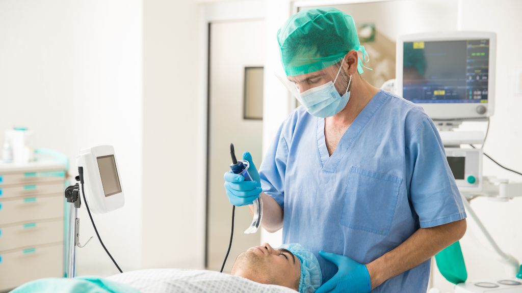 Người bệnh không thể nói chuyện hoặc ăn uống khi đang đặt nội khí quản