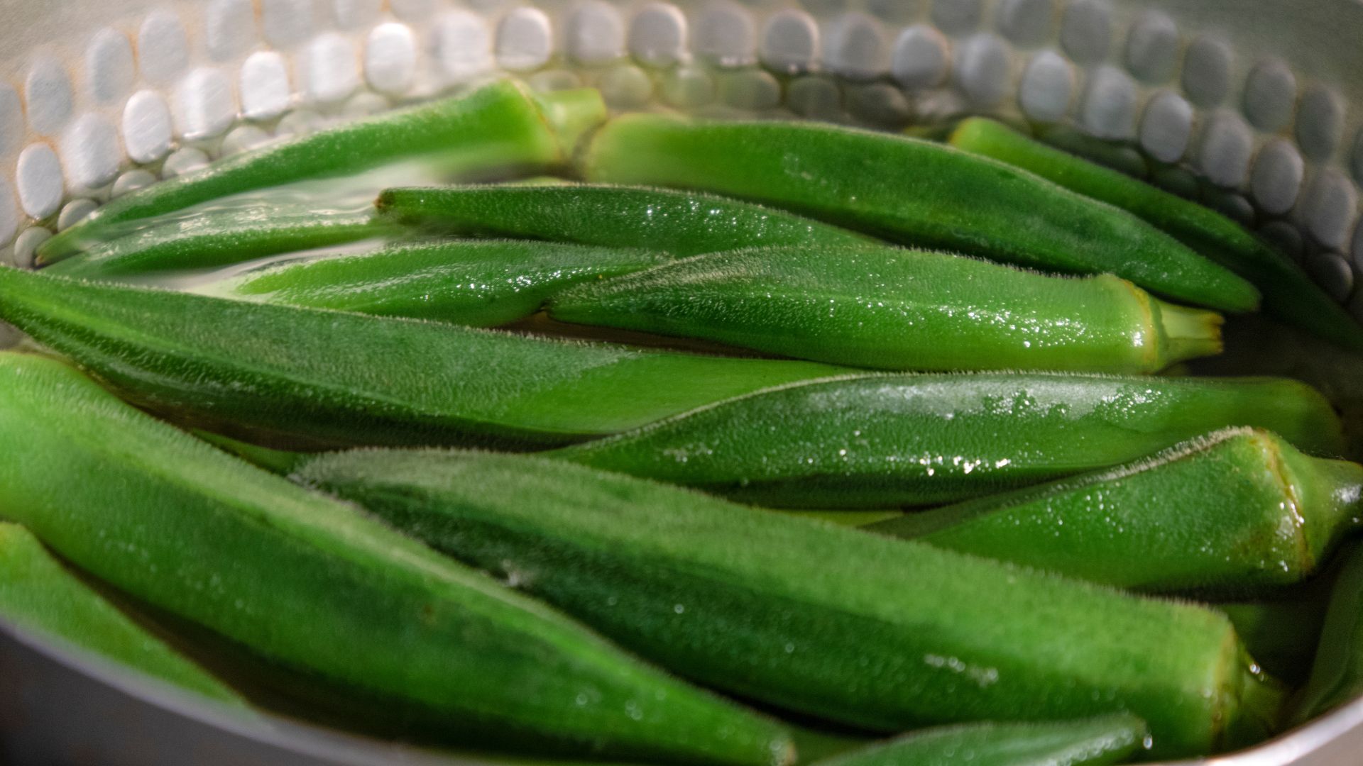 Bạn nên ngâm đậu bắp sống với nước muối loãng khoảng 10 - 15 phút trước khi ăn