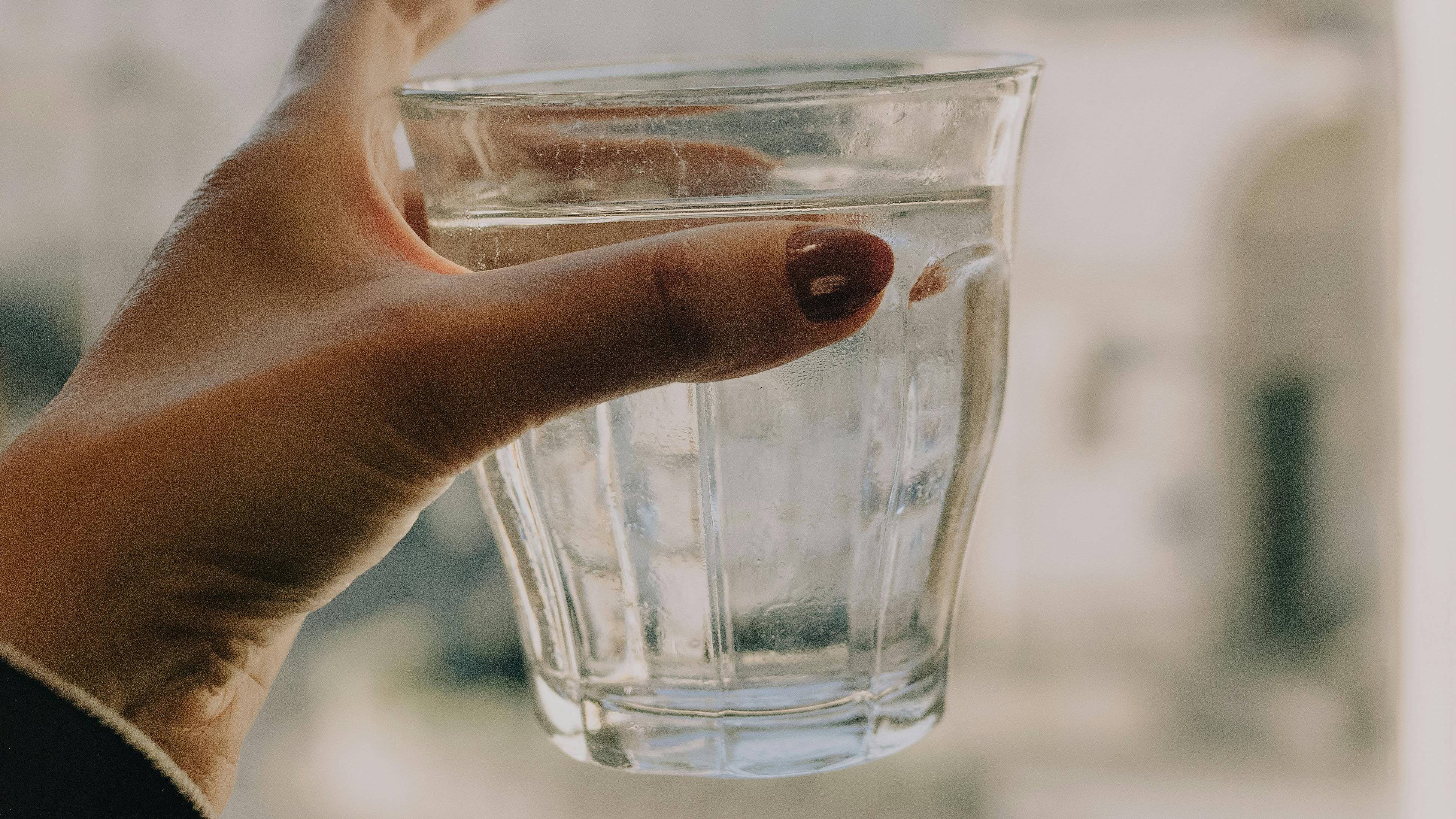 Uống đủ nước cũng là cách hỗ trợ hệ tiêu hóa của người bệnh hoạt động ổn định