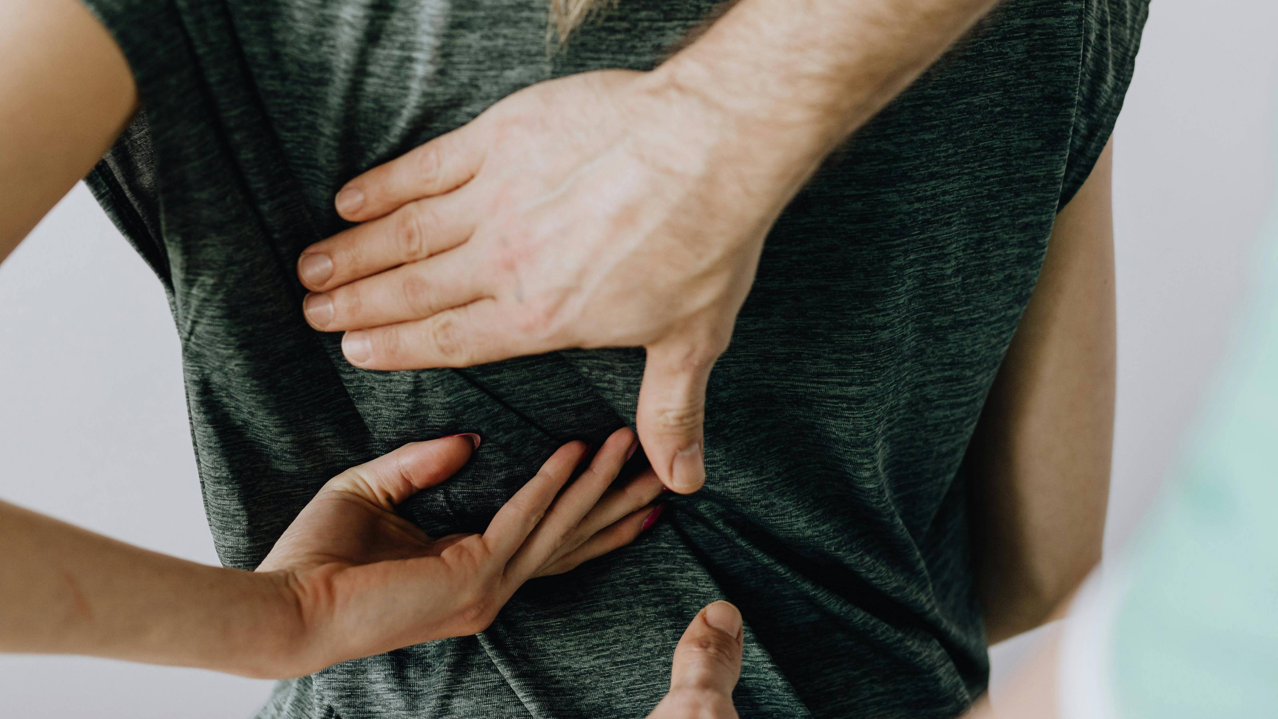 Người bệnh cần chú ý một số dấu hiệu cảnh báo như cơn đau lan ra lưng, vai trái hoặc ngực