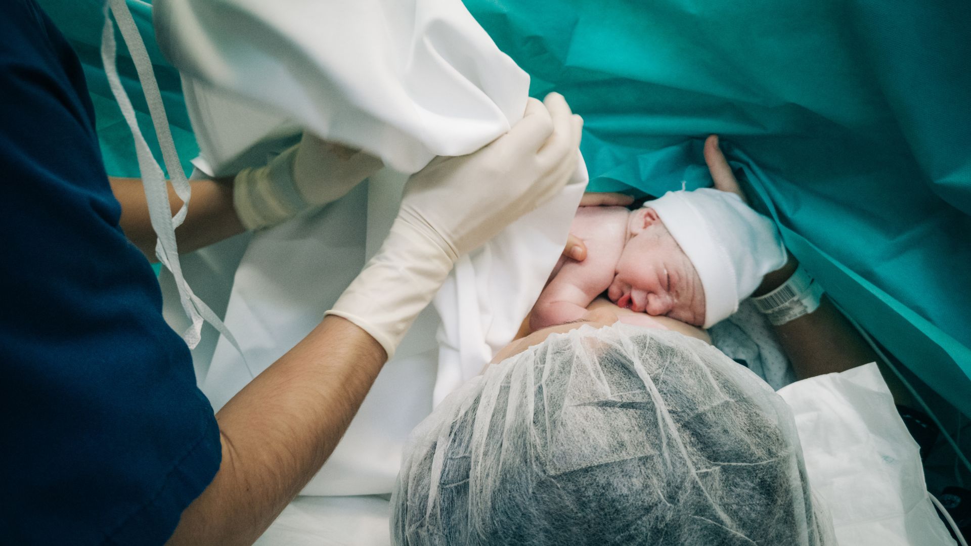 Sau khi em bé chào đời, cổ tử cung vẫn tiếp tục co bóp để đẩy nhau thai ra ngoài