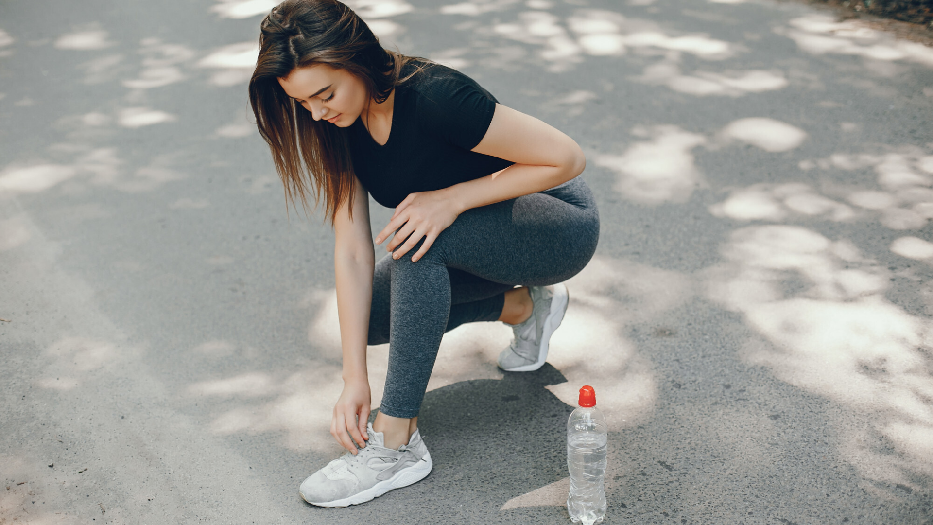 Vận động mạnh, lặp lại hoặc mang vác nặng có thể làm tổn thương gân và cơ quanh cổ chân