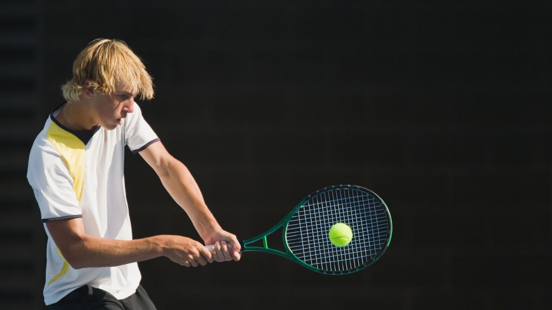 Vận động đột ngột hoặc sai tư thế thường là nguyên nhân gây đau cơ liên sườn