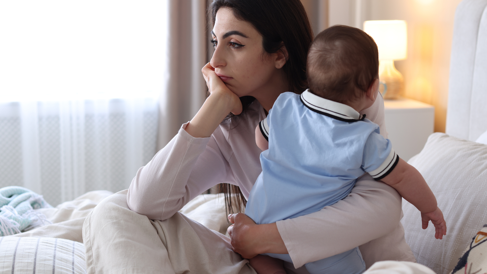 Đau cổ tay sau sinh kéo dài vì thay đổi cơ thể và chăm bé chưa hợp lý