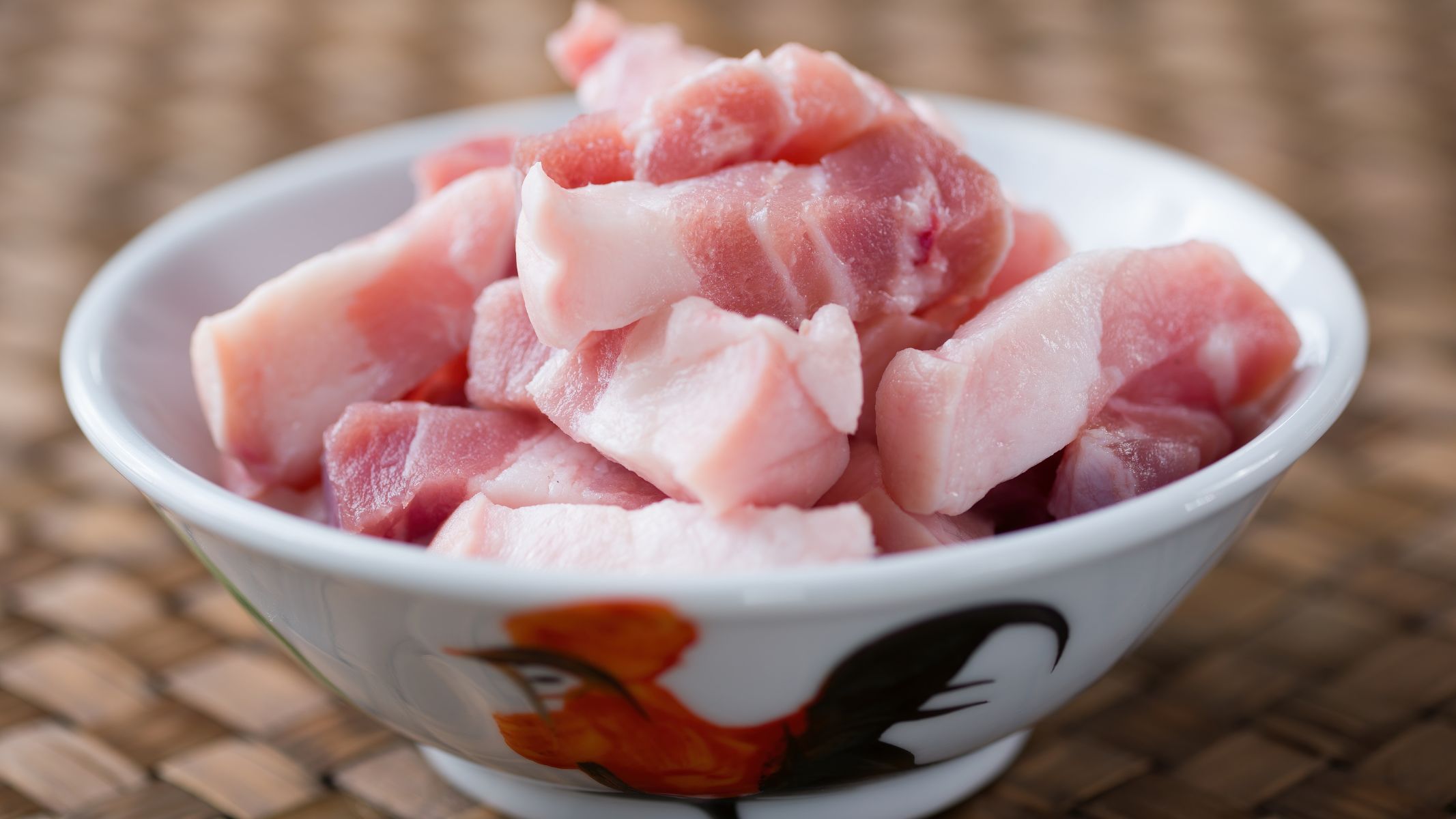 Các loại thịt có hàm lượng chất béo bão hòa cao như thịt mỡ và da gà có thể làm tăng gánh nặng lên dạ dày