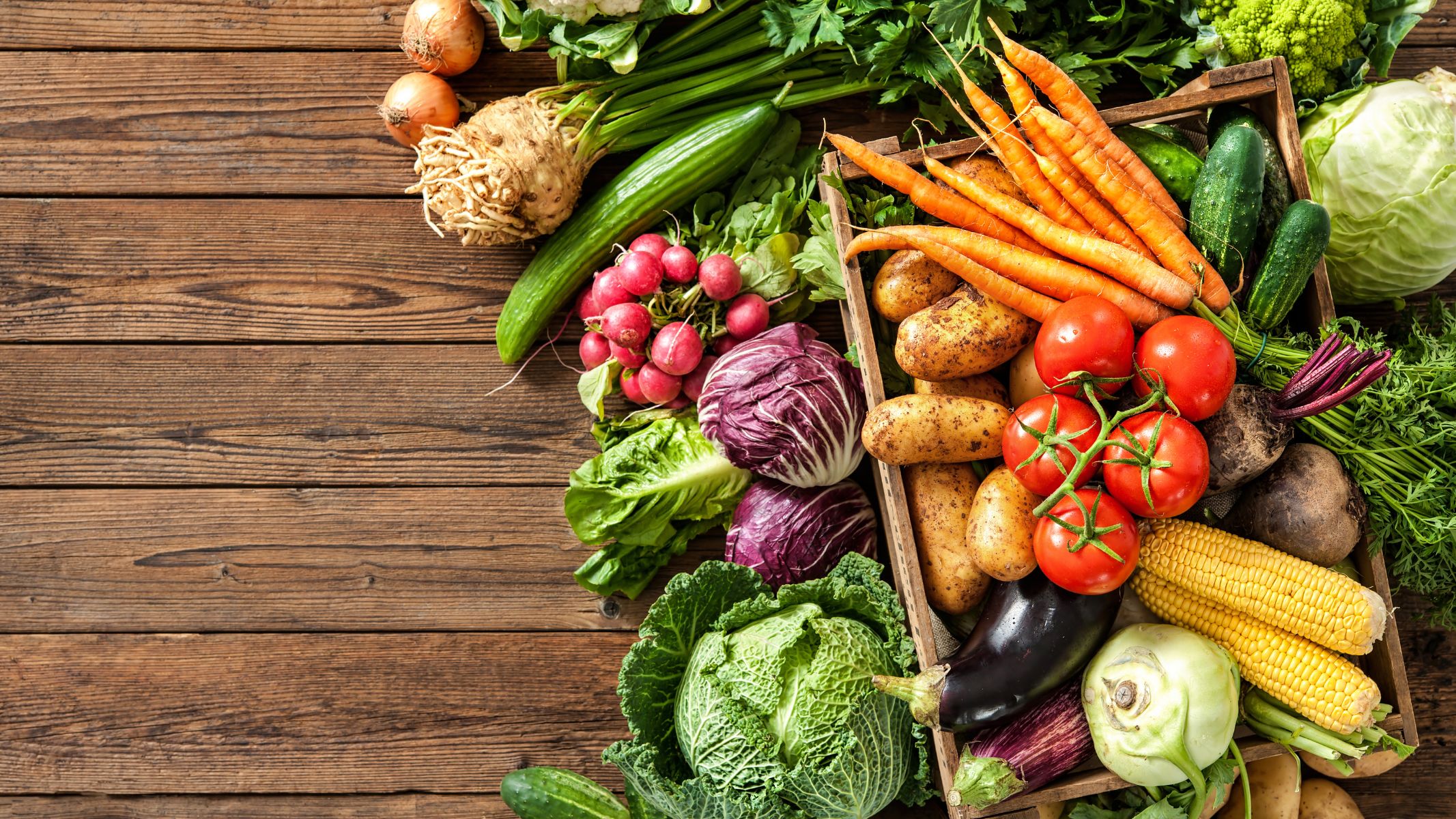 Khi ăn thịt, nên bổ sung thêm rau xanh và thực phẩm giàu chất xơ như bông cải xanh, cà rốt, bí đỏ, rau chân vịt để trung hòa axit dịch vị