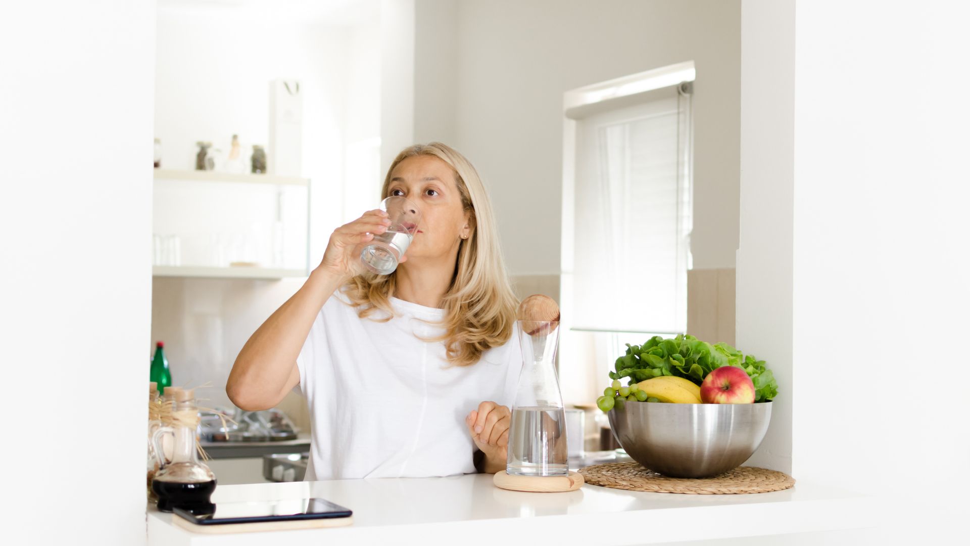 Mẹ nên uống nước ấm vào buổi sáng để hỗ trợ giảm đau dạ dày