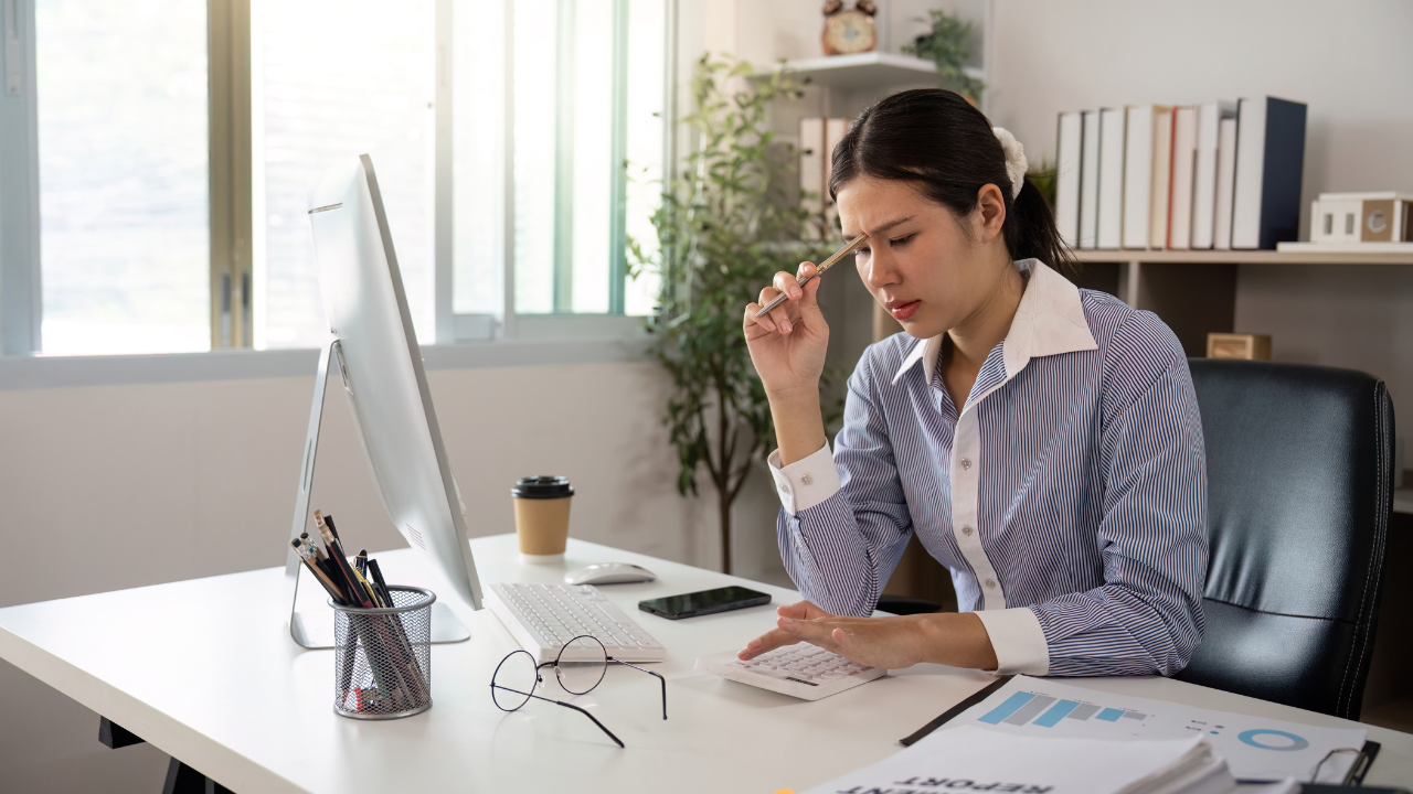 Căng thẳng tinh thần, áp lực công việc và stress kéo dài làm tăng nguy cơ đau đầu căng cơ