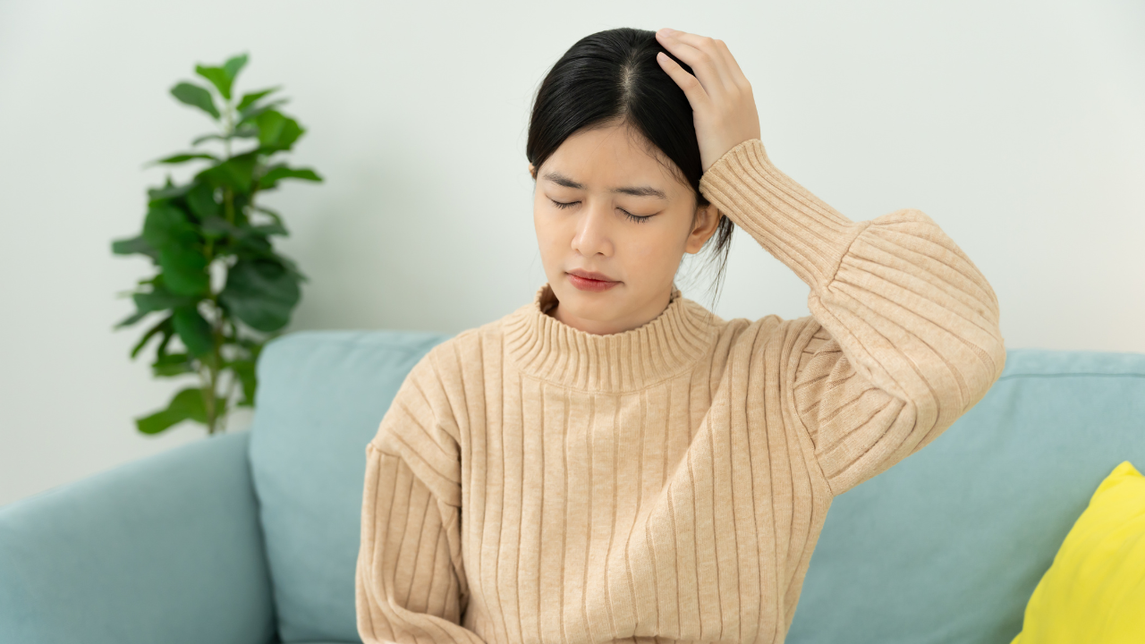 Khi căng thẳng hoặc tập trung kéo dài cơn đau đầu căng cơ thường tăng nặng