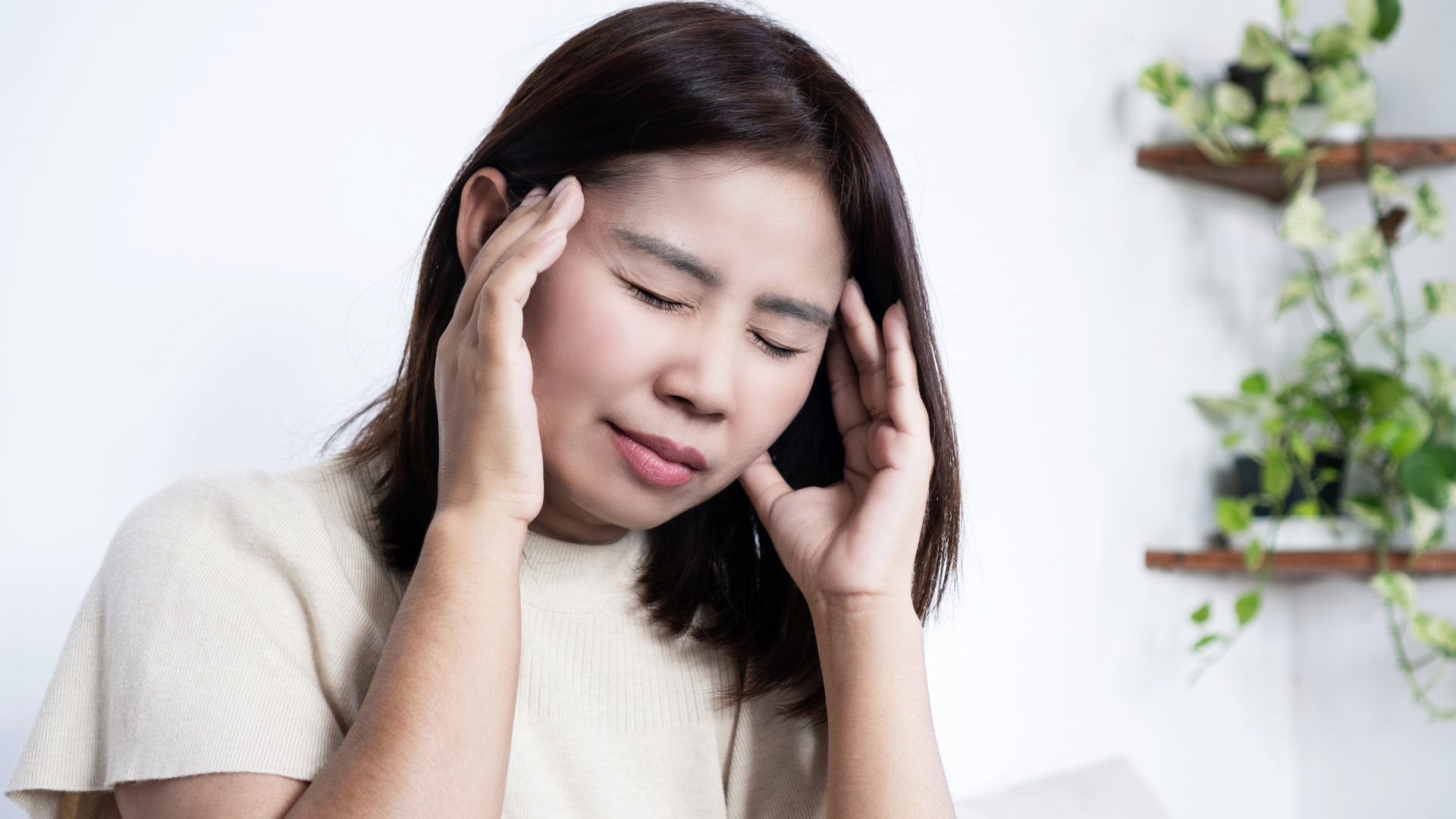 Đau đầu do thiếu ngủ gây cảm giác nặng đầu, đau âm ỉ vùng trán và sau gáy