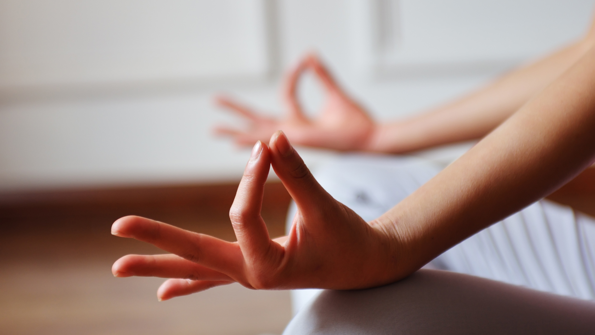 Thiền và giãn cơ nhẹ trước ngủ giúp tâm trí lắng lại dễ ngủ