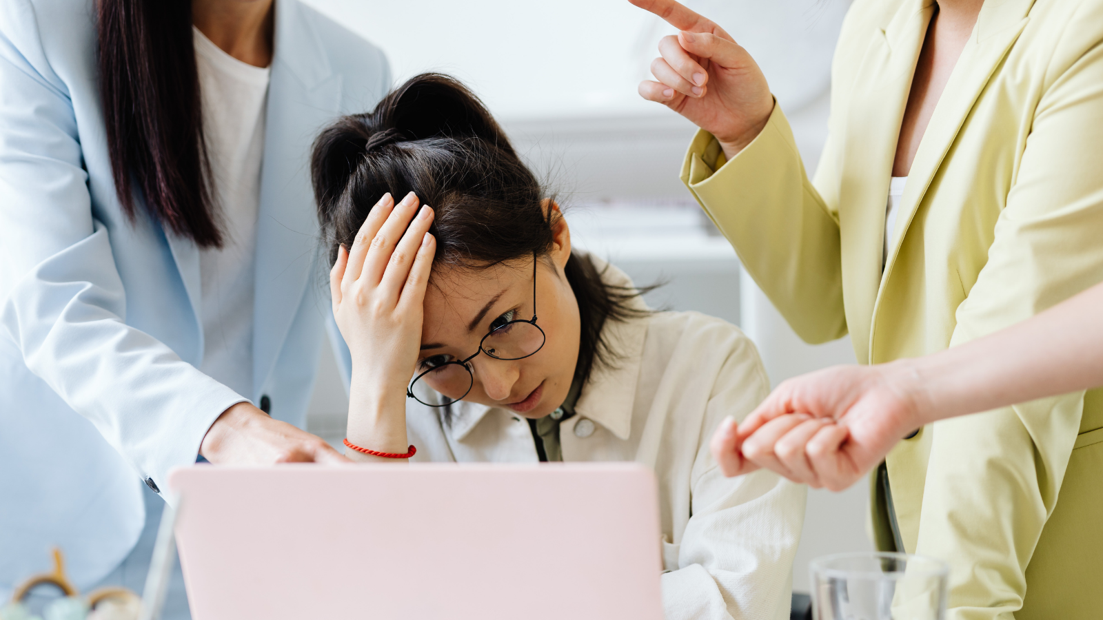 Cảm giác áp lực và đau nhức ở phần trước trán - một dạng thường gặp của đau đầu vùng trán