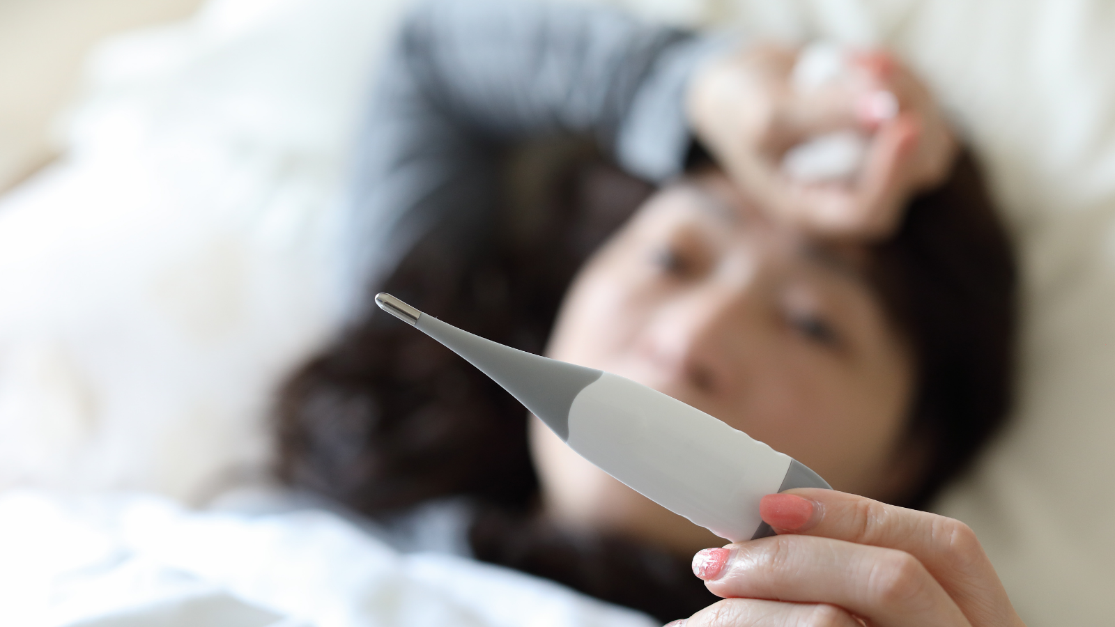 Nếu đau đầu tại vùng trán kèm yếu liệt hoặc sốt cao, cần khám bác sĩ ngay