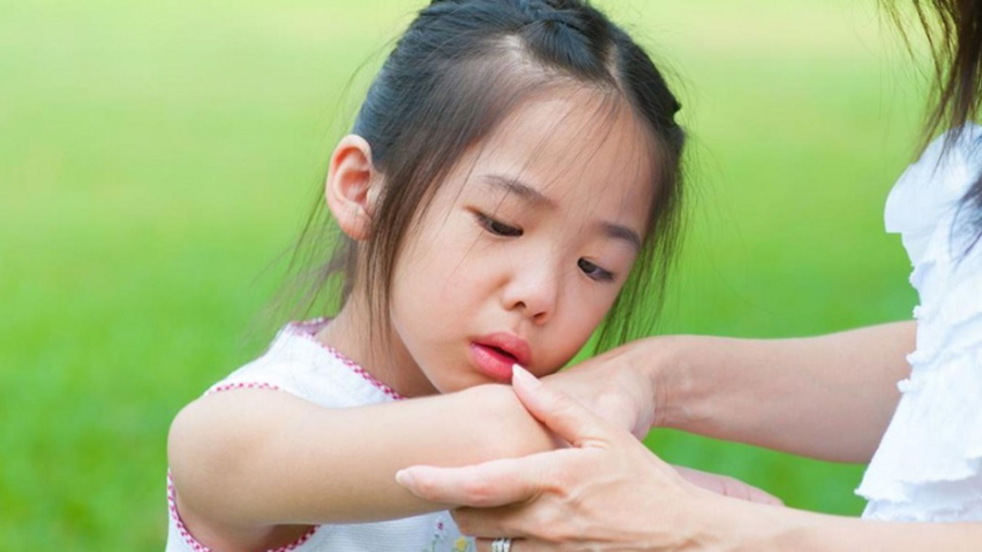 Đau dữ dội vùng xương bị tổn thương là dấu hiệu điển hình của gãy xương