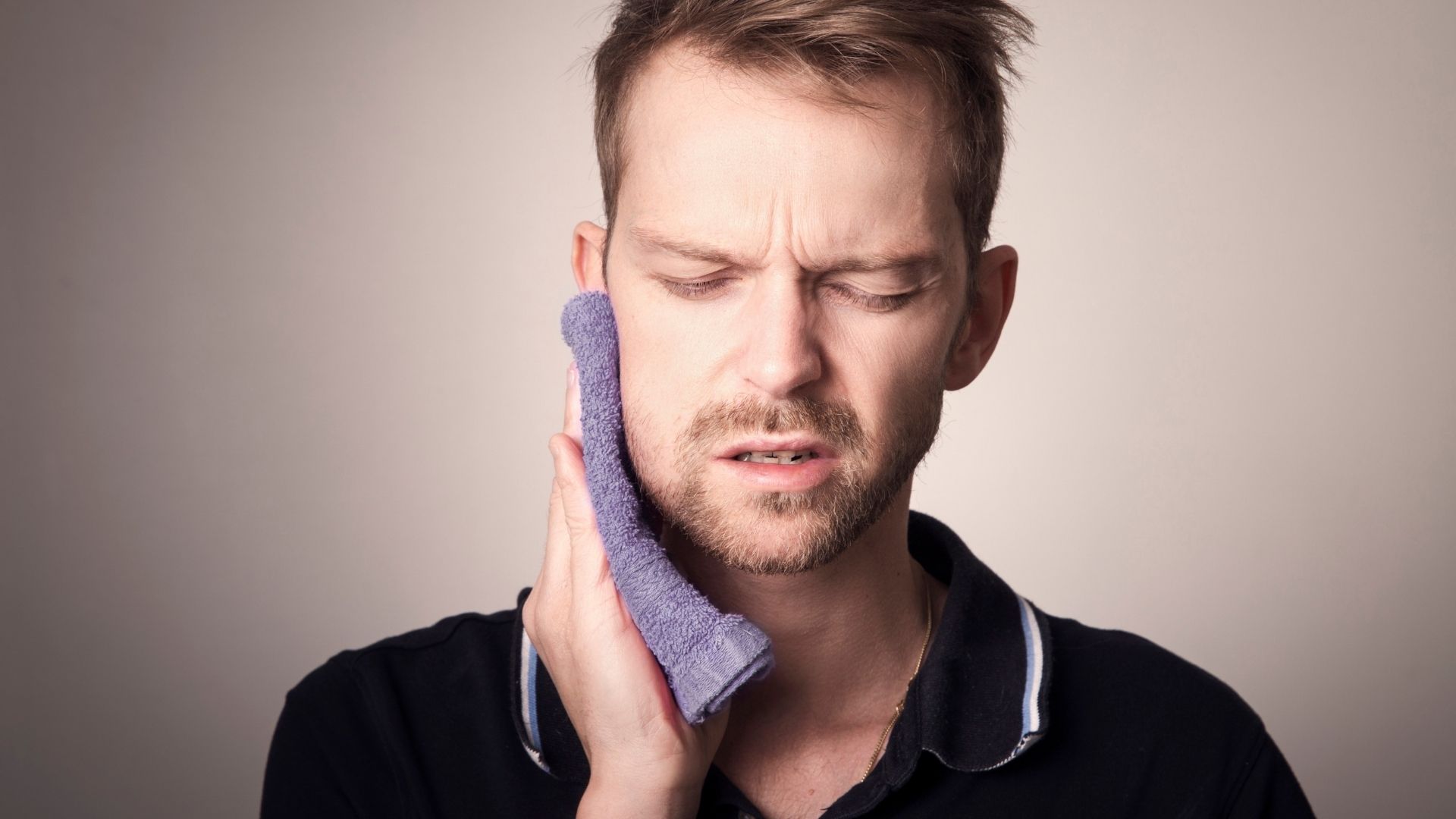 Tình trạng đau dưới hàm có thể lan lên tai, cổ hoặc cả mặt