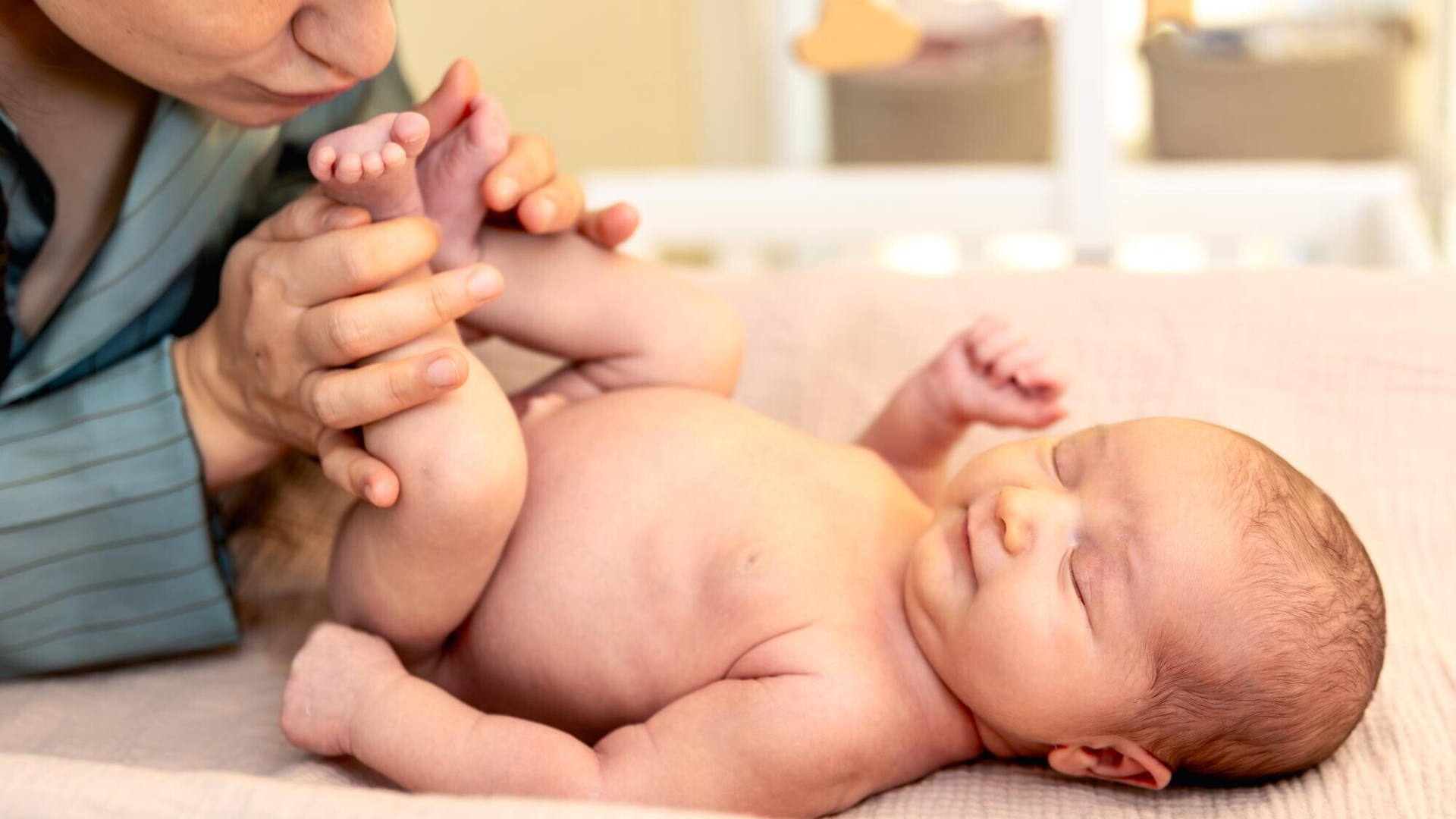 Dấu hiệu bé sắp rụng rốn dễ nhận thấy nhất là cuống rốn trở nên khô hơn từng ngày