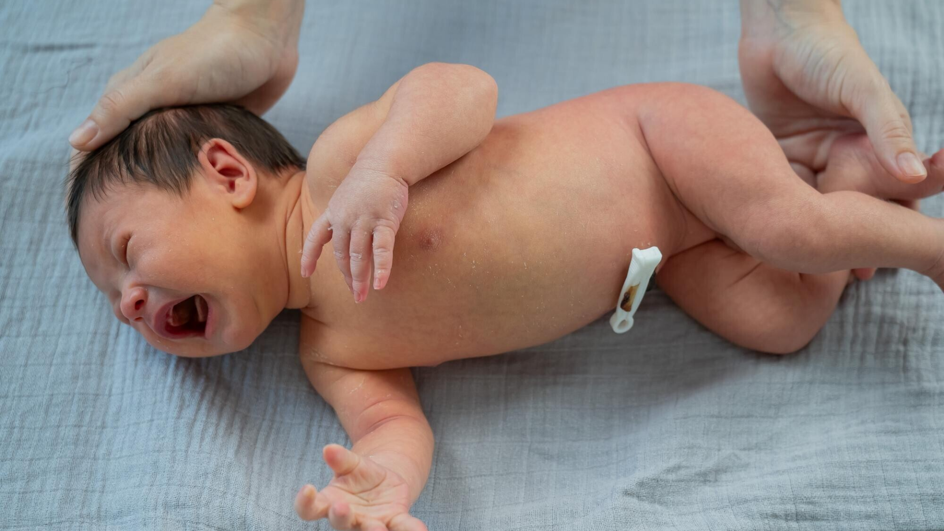 Trước hoặc ngay khi cuống rốn rụng, cha mẹ có thể thấy một chút dịch trong hoặc vài vệt máu khô quanh chân rốn