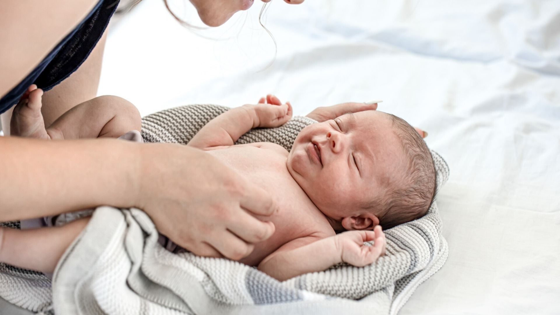 Khi tắm cho bé, cha mẹ nên dùng khăn sạch để che nhẹ vùng rốn hoặc tắm nhanh