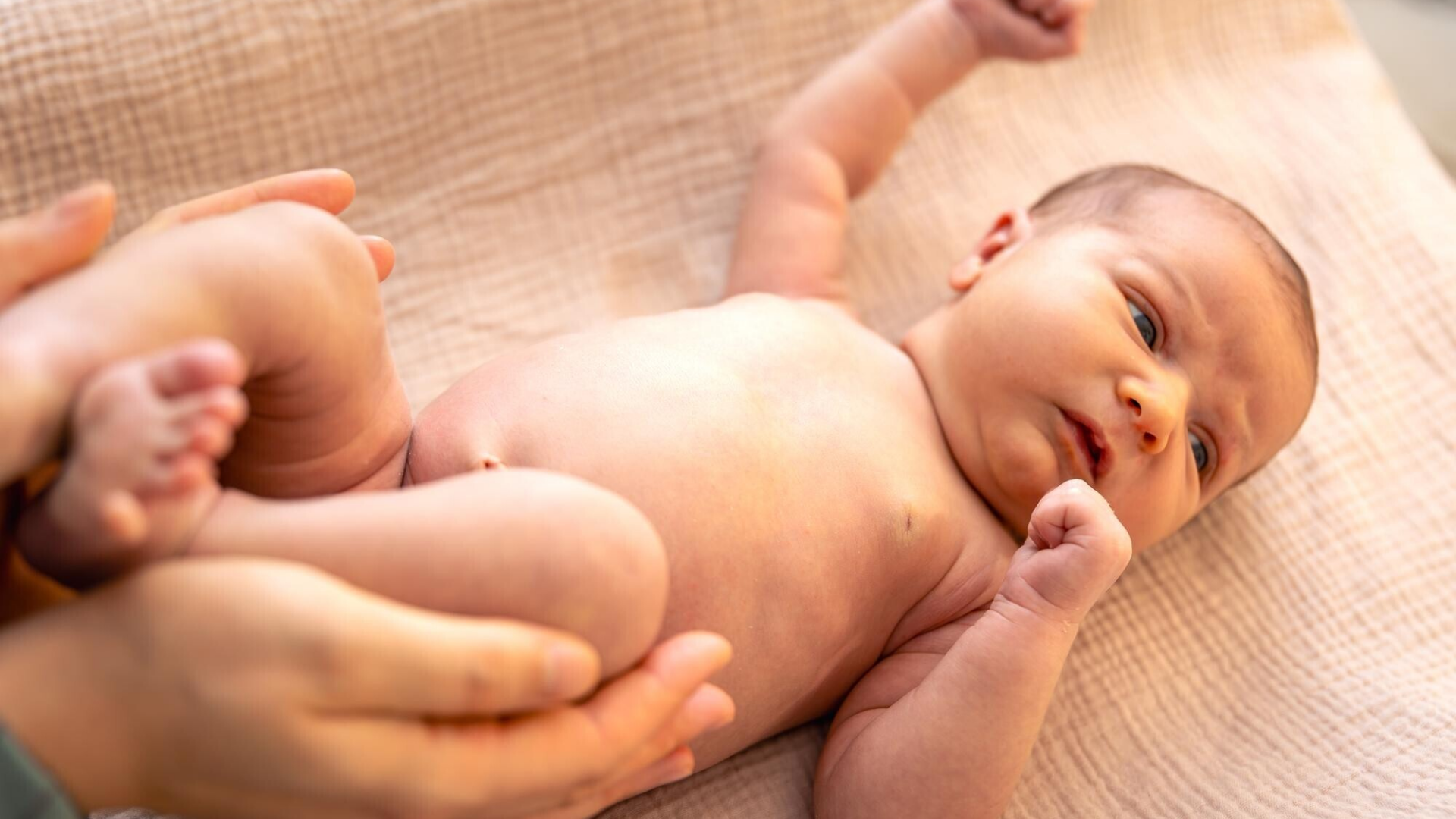 Cha mẹ nên vệ sinh nhẹ nhàng nếu có dịch trong hoặc máu khô