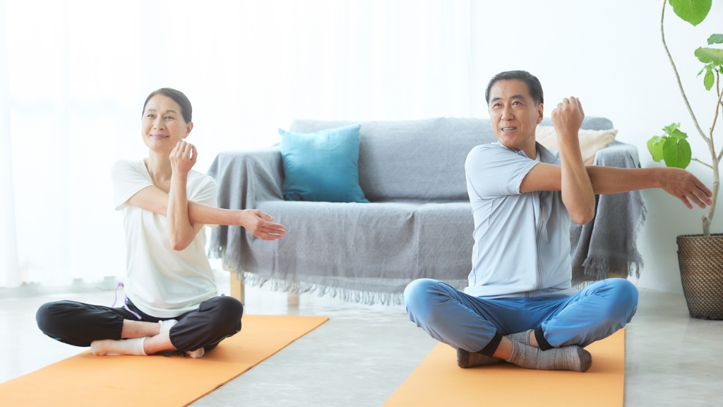 Giảm béo kết hợp vận động nhẹ như đi bộ, bơi, yoga để tăng tuần hoàn và giảm áp lực khớp