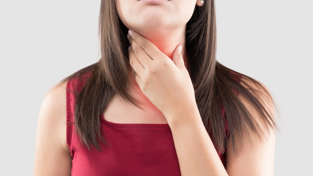 Sưng cổ, nuốt vướng và khàn tiếng là những dấu hiệu sớm của rối loạn tuyến giáp