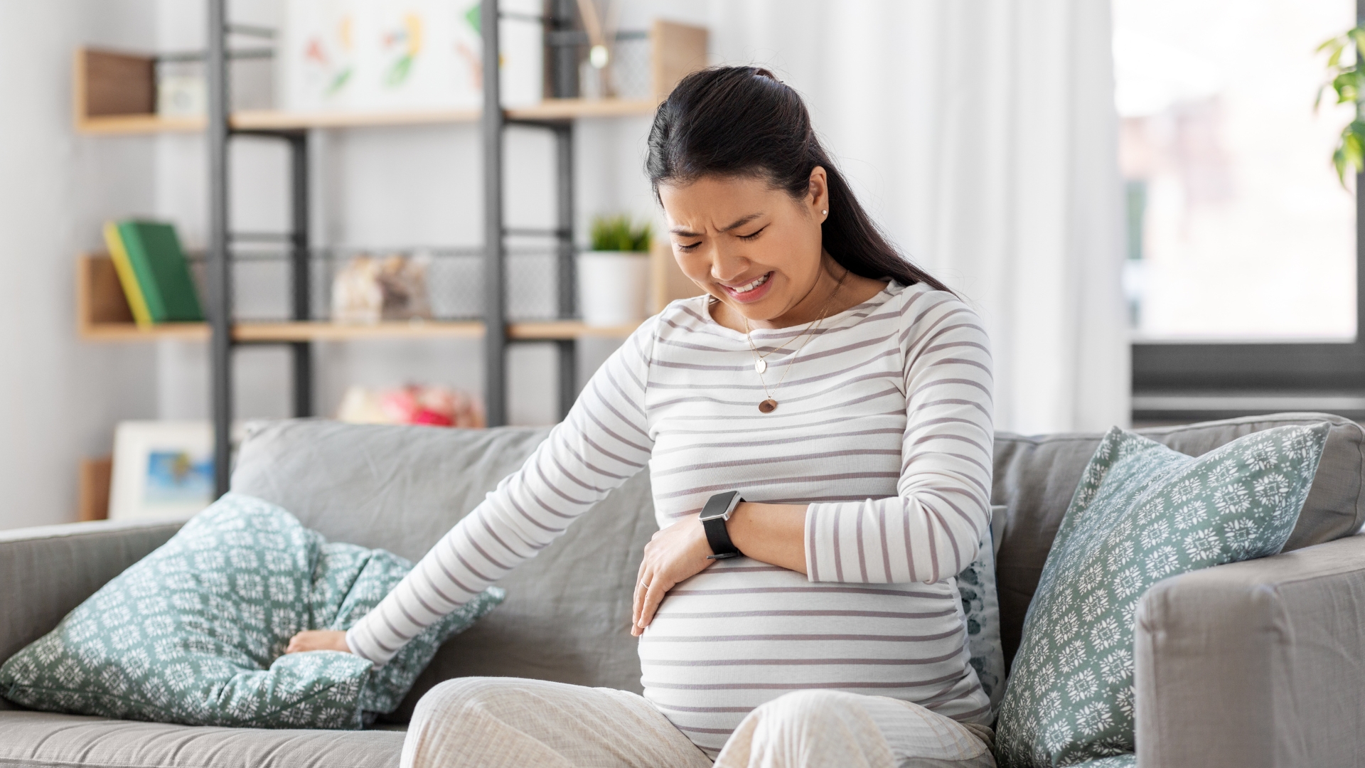 Cơn gò thật có tính chất đều đặng và ngày càng tăng cường, cơn đau lan tỏa từ lưng lan xuống bụng dưới và hông