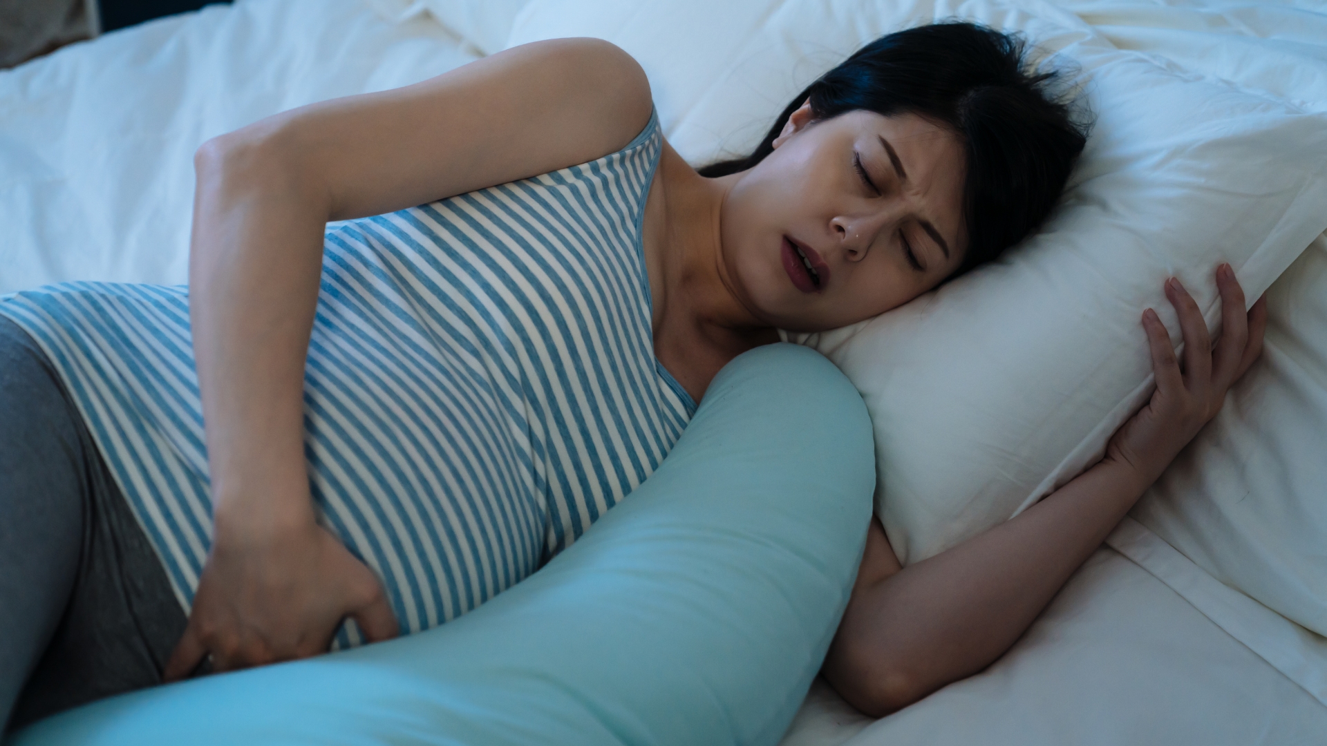 Những cơn gò giảm hoặc biến mất khi chuyển đổi tư thế, điều này cho thấy đây là những cơn gò giả