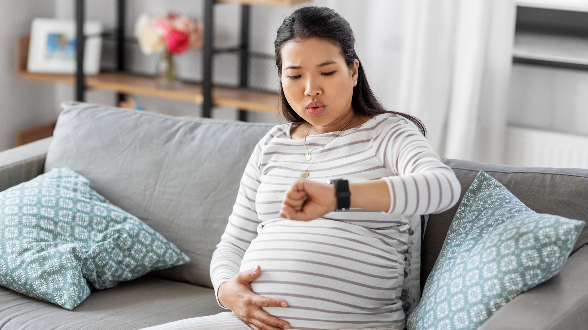 Mẹ bầu nên ghi lại thời gian và tần xuất cơn gò, bên cạnh đó giữ tinh thần thoải mái, hít thở đều chuẩn bị cho giai đoạn chuyển dạ và sinh nở