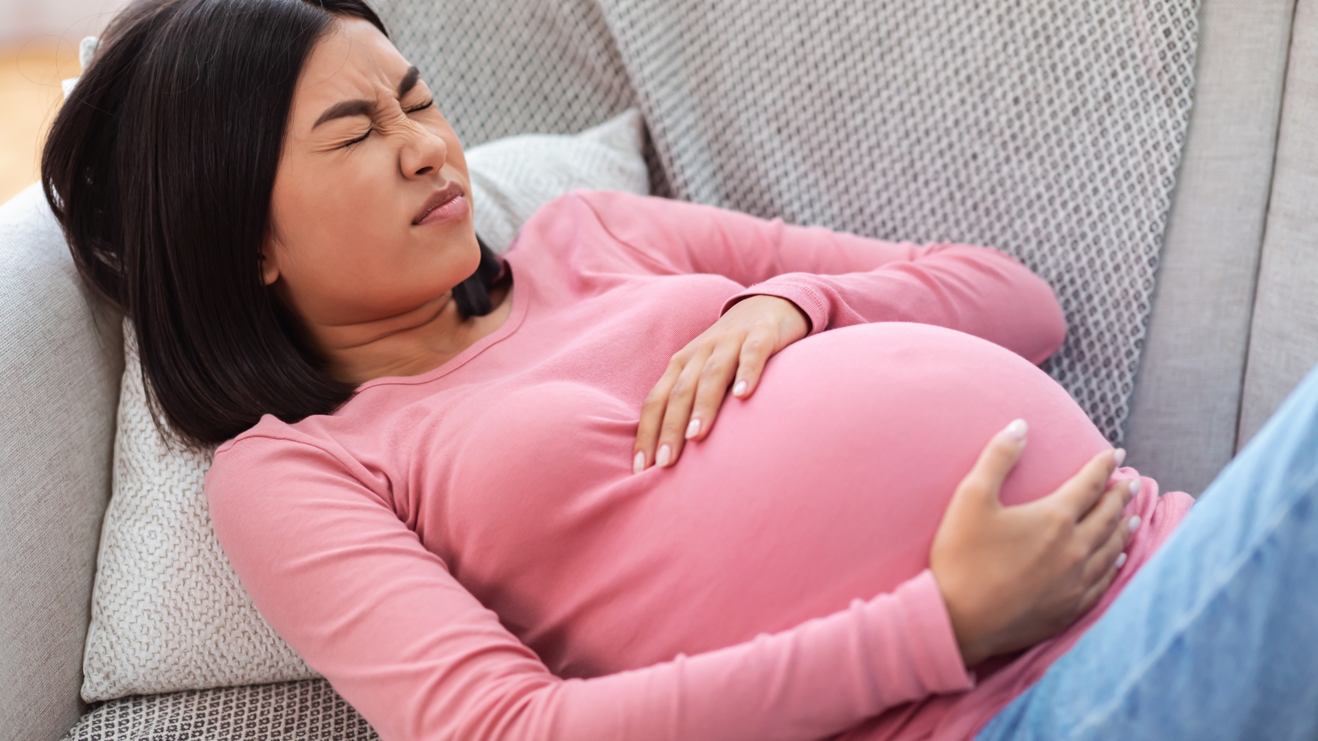 Cảm giác nặng ở vùng xương chậu là một trong những dấu hiệu chuyển dạ tuần thứ 38