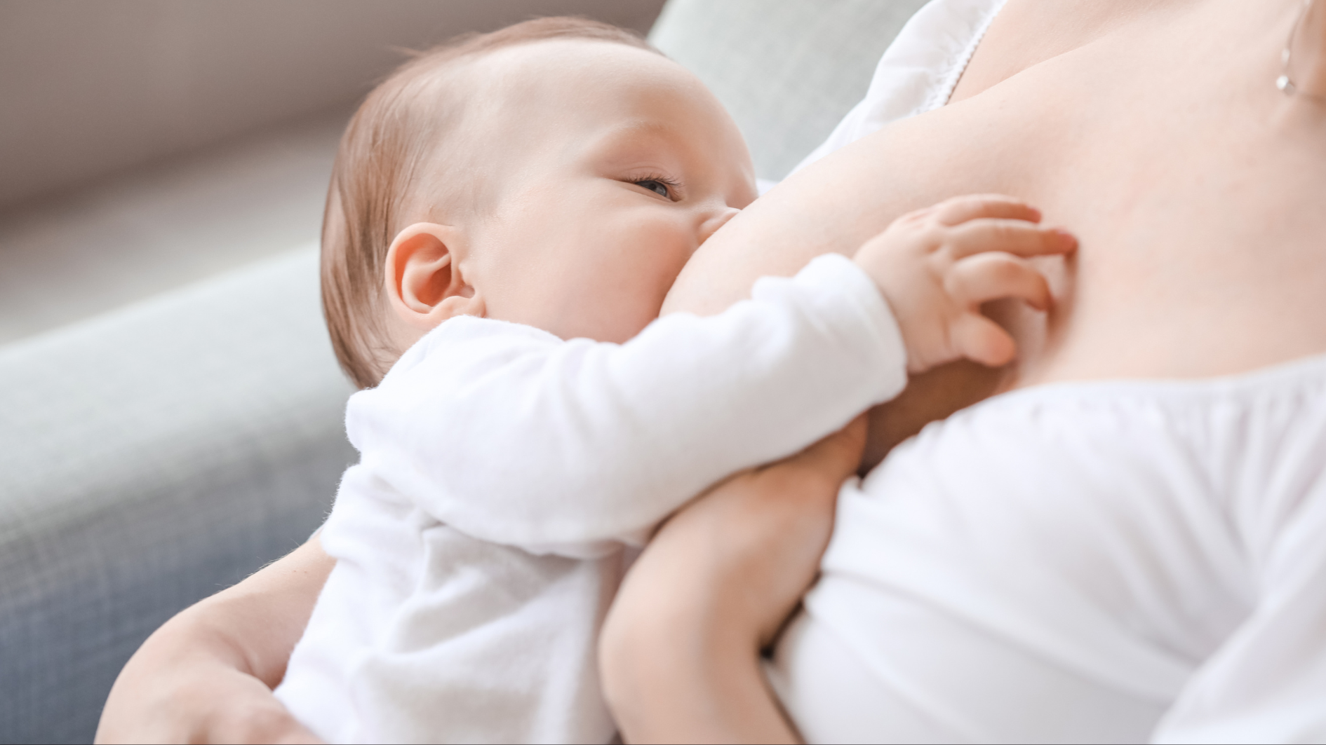 Điều chỉnh tư thế cho trẻ bú để hạn chế căng tức và đau vú