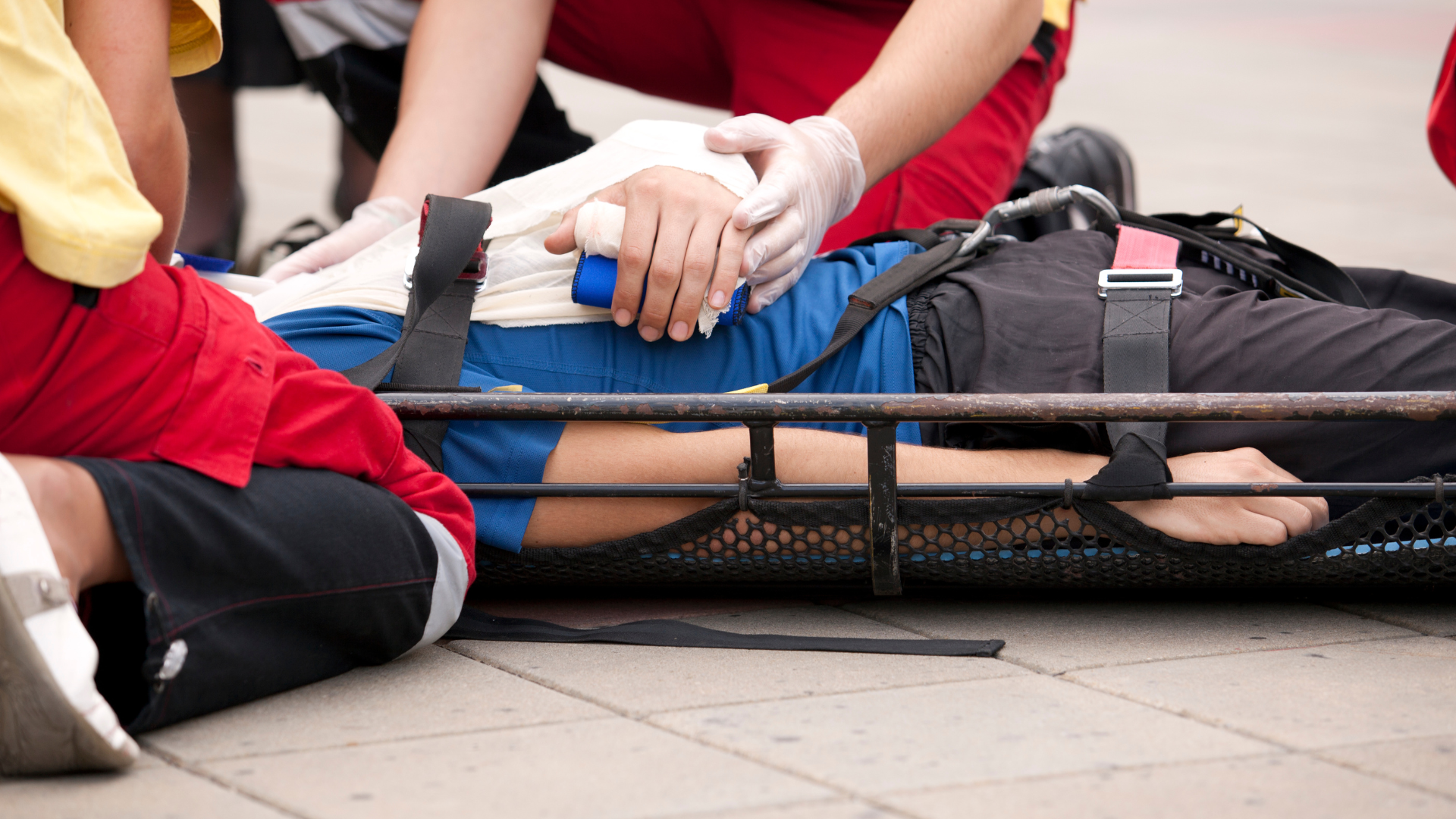 Sử dụng nẹp gỗ, bìa cứng, cố định hai khớp trên và dưới vị trí gãy