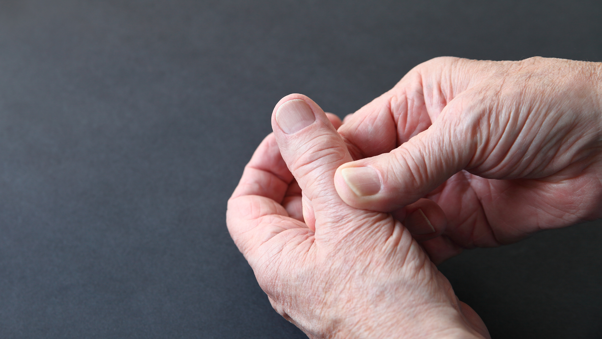 Ở người lớn tuổi, đôi khi biểu hiện của gãy xương ngón tay thường khá kín đáo