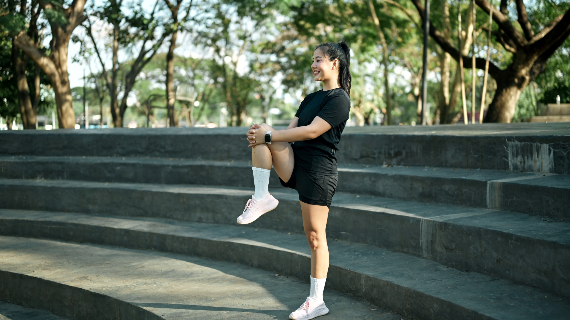 Khởi động kỹ trước khi vận động hoặc chơi thể thao giúp giảm nguy cơ chấn thương