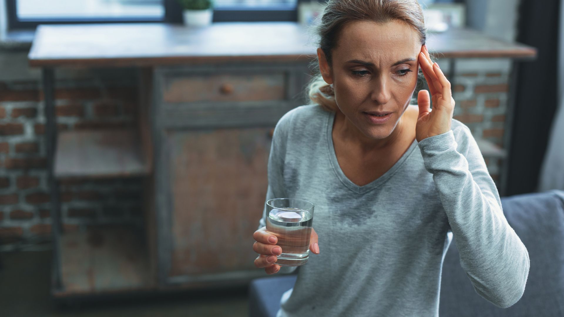 Dấu hiệu mãn kinh tuổi 40 thường gặp là bốc hỏa đặc biệt vào ban đêm