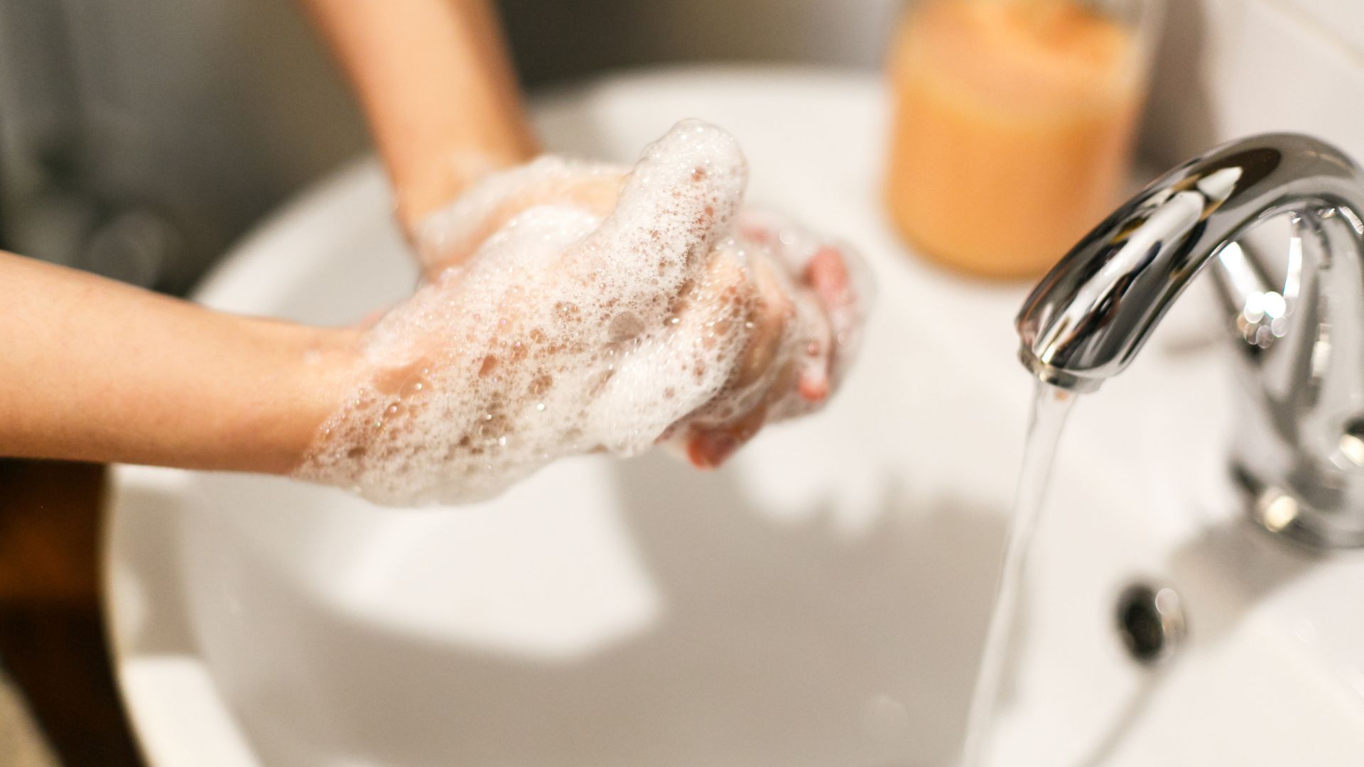 Rửa tay sạch sẽ trước khi vệ sinh bao quy đầu giúp phòng ngừa nhiễm trùng hiệu quả