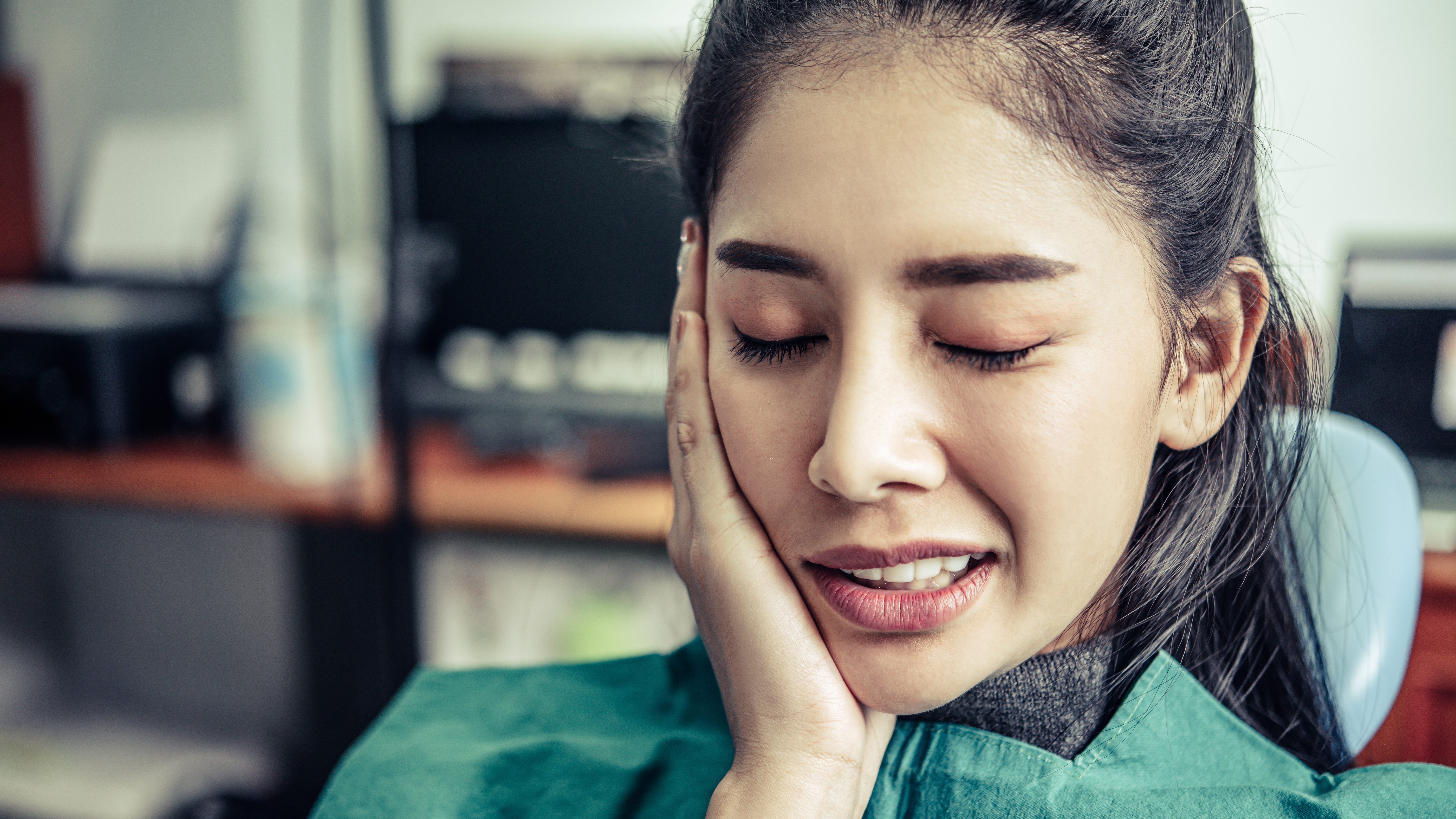 Sưng đỏ là một trong những dấu hiệu nhiễm trùng sau khi nhổ răng