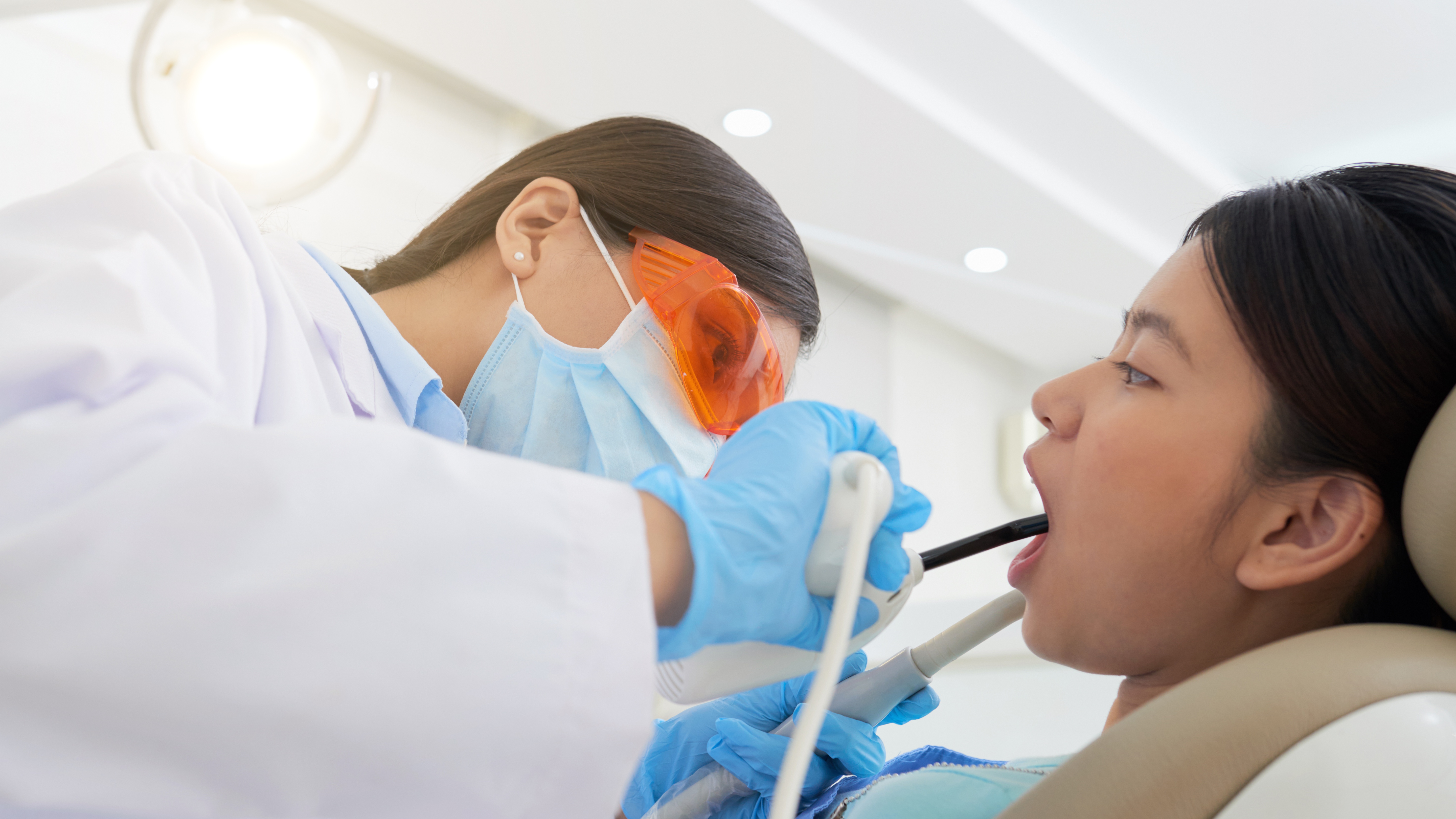 Không biết làm vệ sinh và không tuân thủ theo hướng dẫn gây nhiễm trùng sau nhổ răng