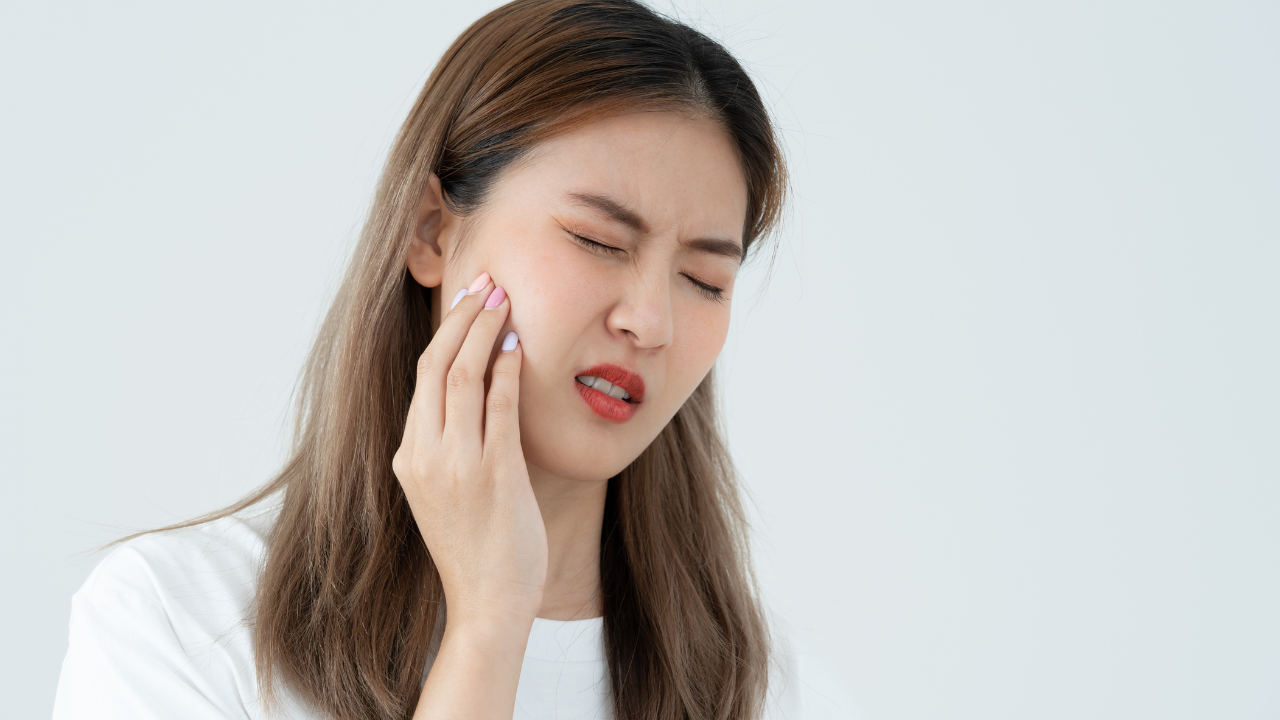 Chảy máu kéo dài tại vị trí nhổ cảnh báo nhiễm trùng sau khi nhổ răng khôn