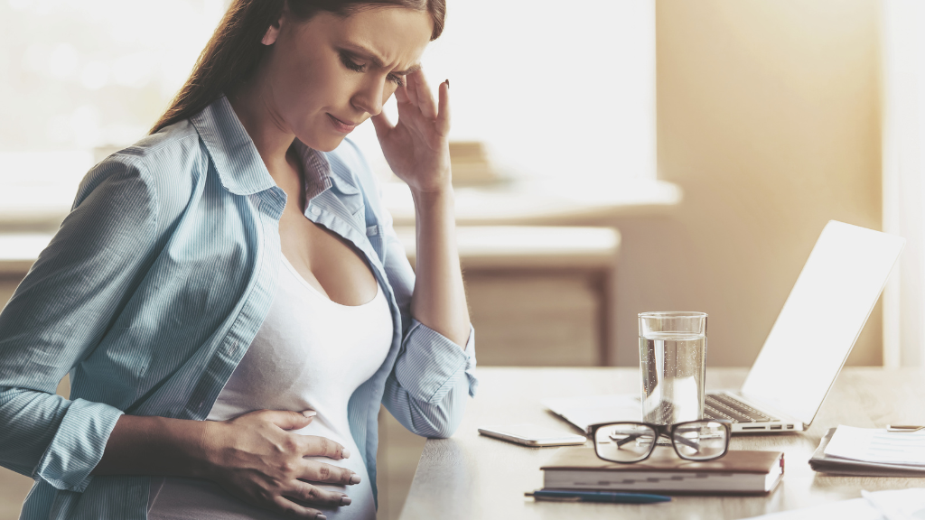 Khi cơ thể căng thẳng liên tục khiến mẹ bầu dễ mất ngủ, mệt mỏi kéo dài và rối loạn tâm trạng dẫn đến nội tiết kém