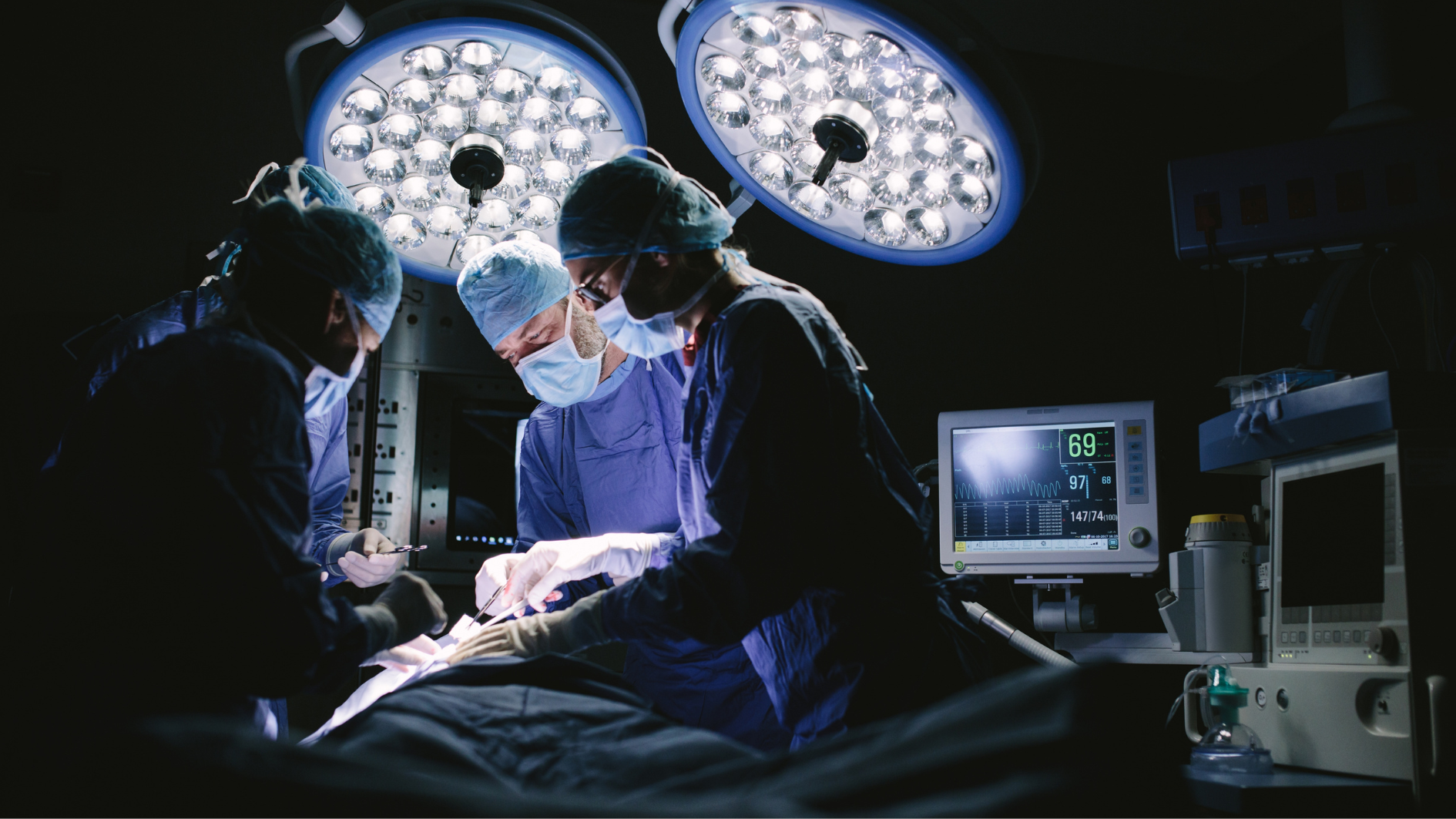 Phẫu thuật được chỉ định trong trường hợp rạn xương dẫn đến gãy